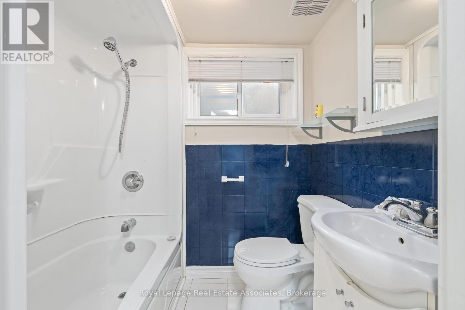 












17 ACADEMY ROAD

,
Halton Hills,




Ontario
L7G3N7

