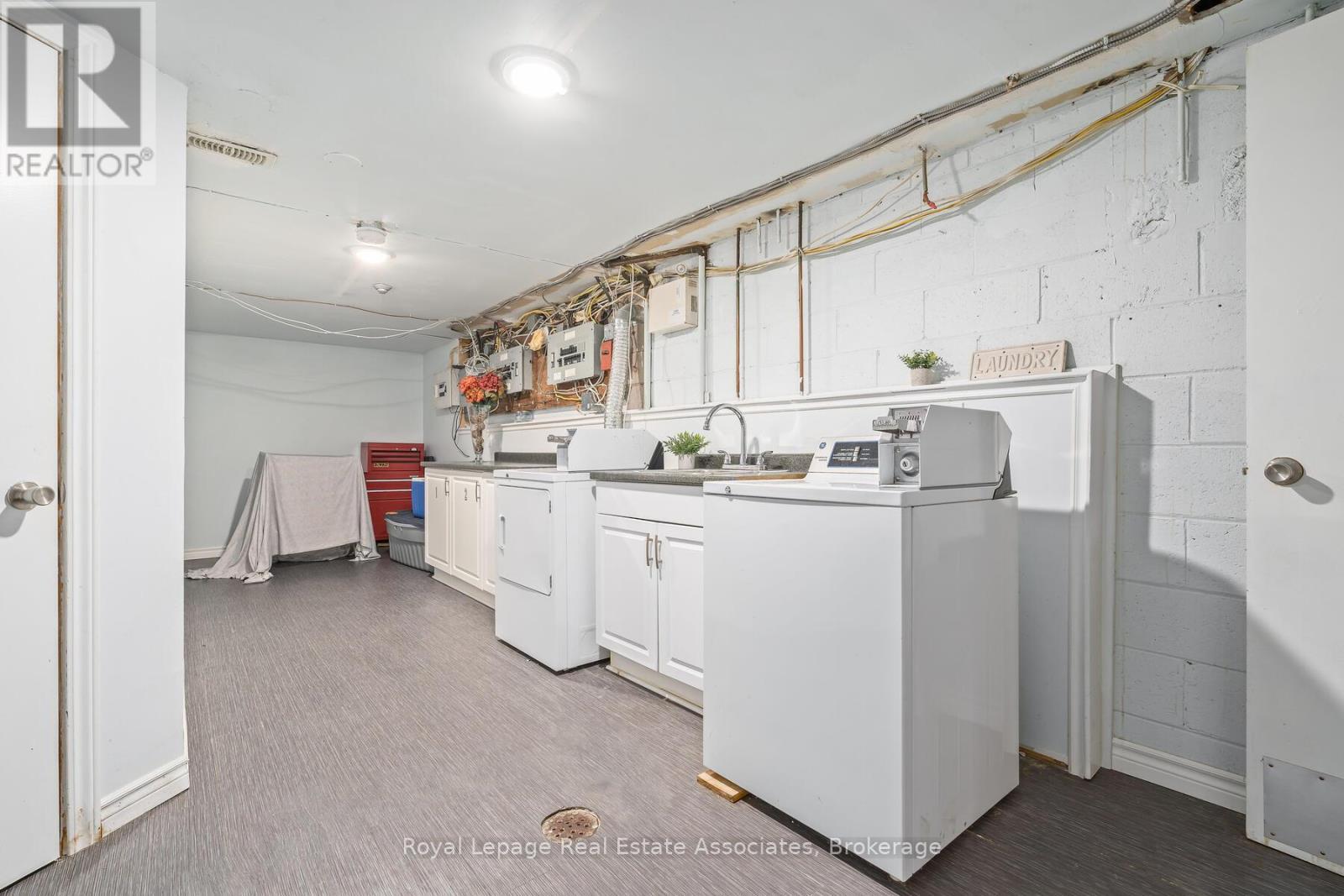 












17 ACADEMY ROAD

,
Halton Hills,




Ontario
L7G3N7

