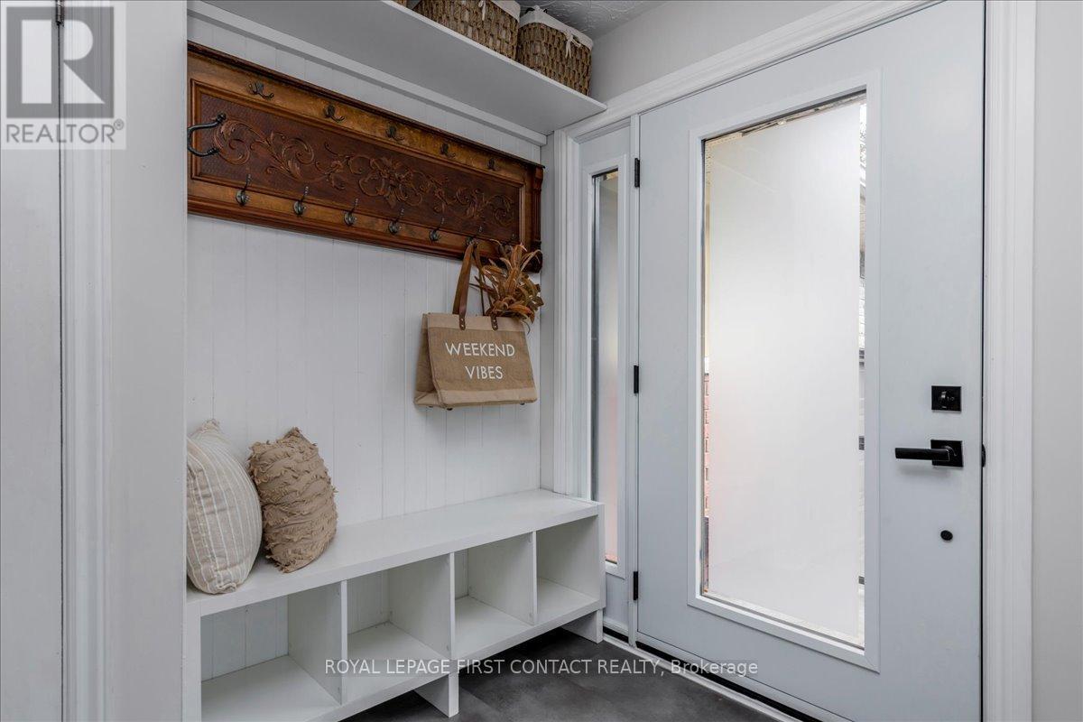 












32 SPRINGHOME ROAD

,
Barrie,




Ontario
L4N2W7

