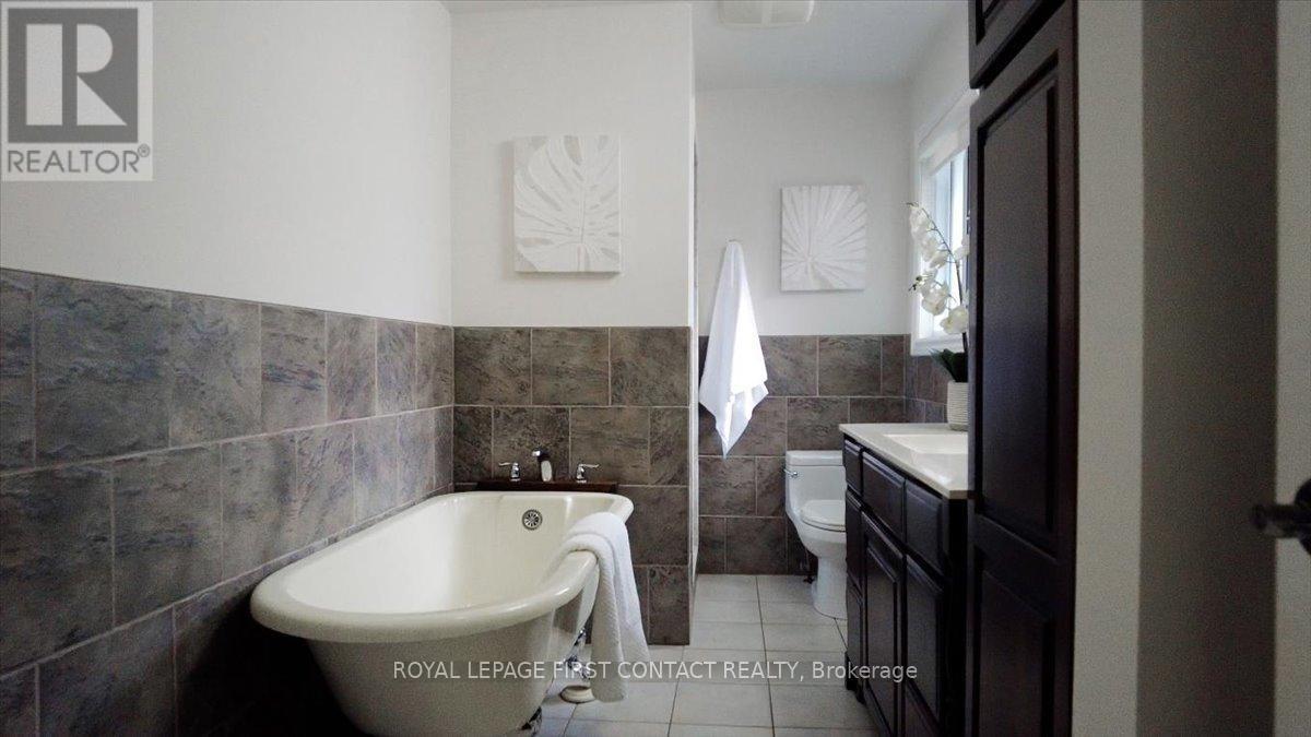 












32 SPRINGHOME ROAD

,
Barrie,




Ontario
L4N2W7

