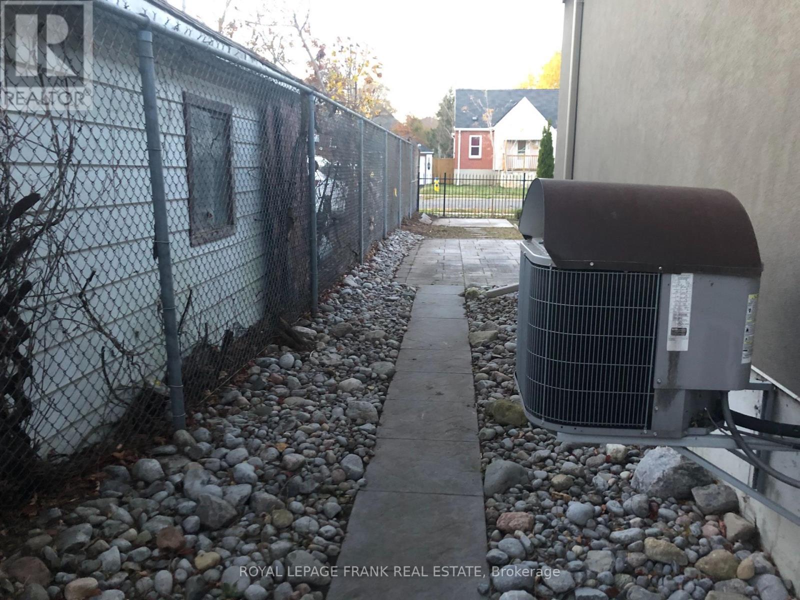 












8 - 24 BRINTON DRIVE

,
Peterborough (Otonabee Ward 1),




Ontario
K9J8S8

