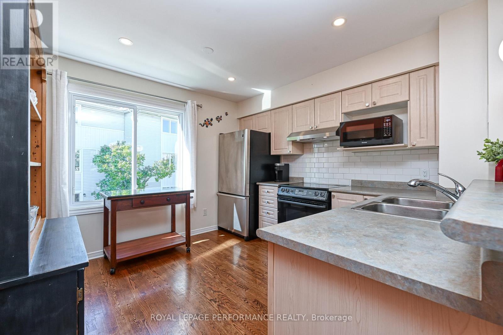 












42 YORKVILLE STREET

,
Ottawa,




Ontario
K2C4B5

