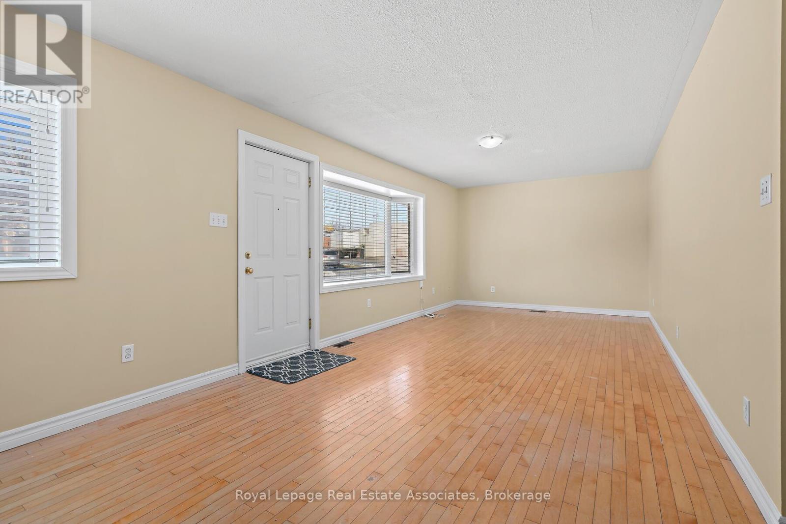 












7 REXWAY DRIVE

,
Halton Hills,




Ontario
L7G1P6

