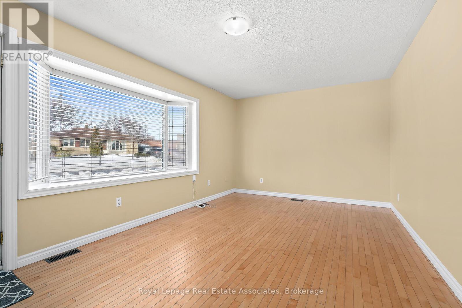 












7 REXWAY DRIVE

,
Halton Hills,




Ontario
L7G1P6

