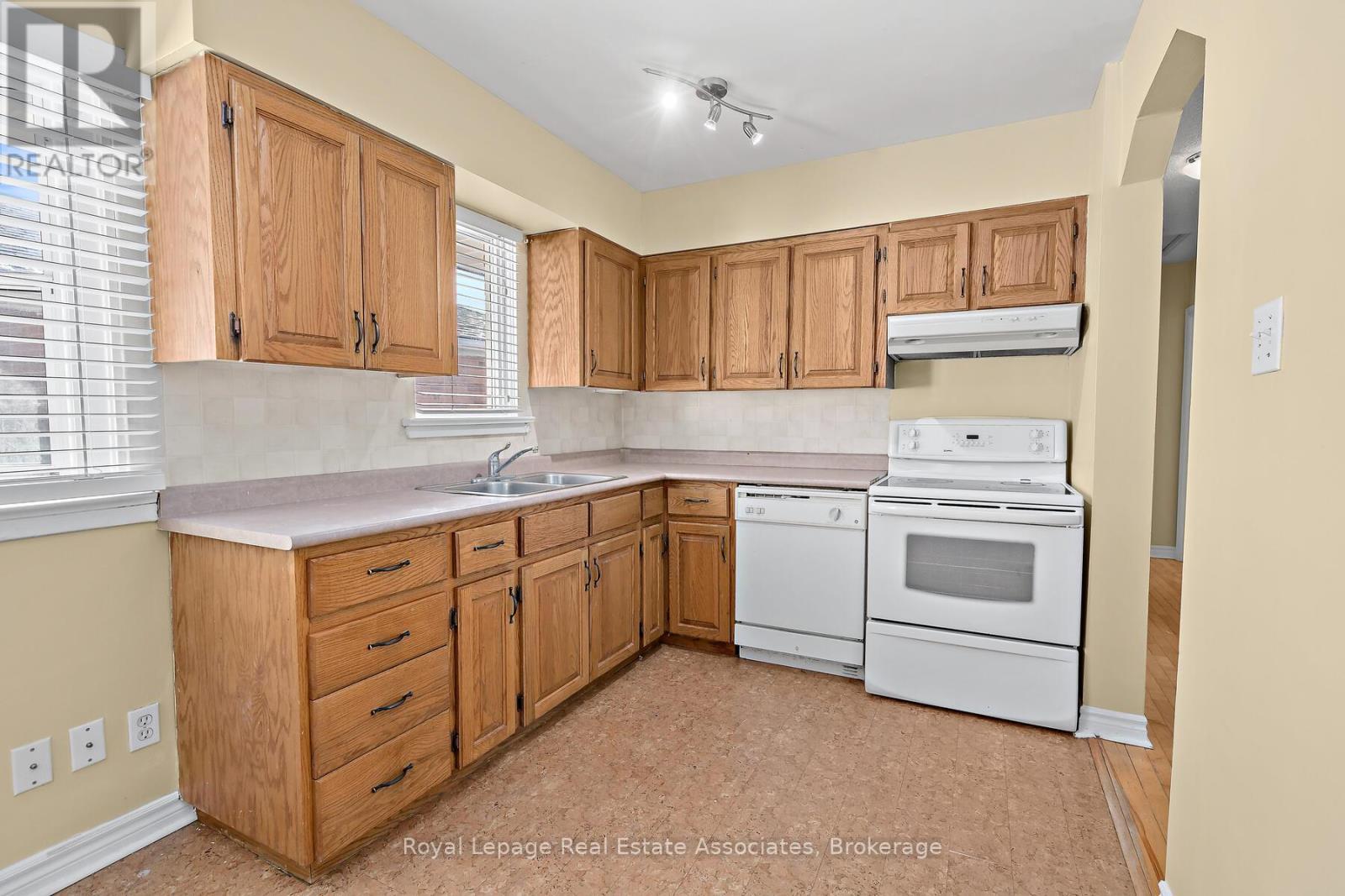 












7 REXWAY DRIVE

,
Halton Hills,




Ontario
L7G1P6

