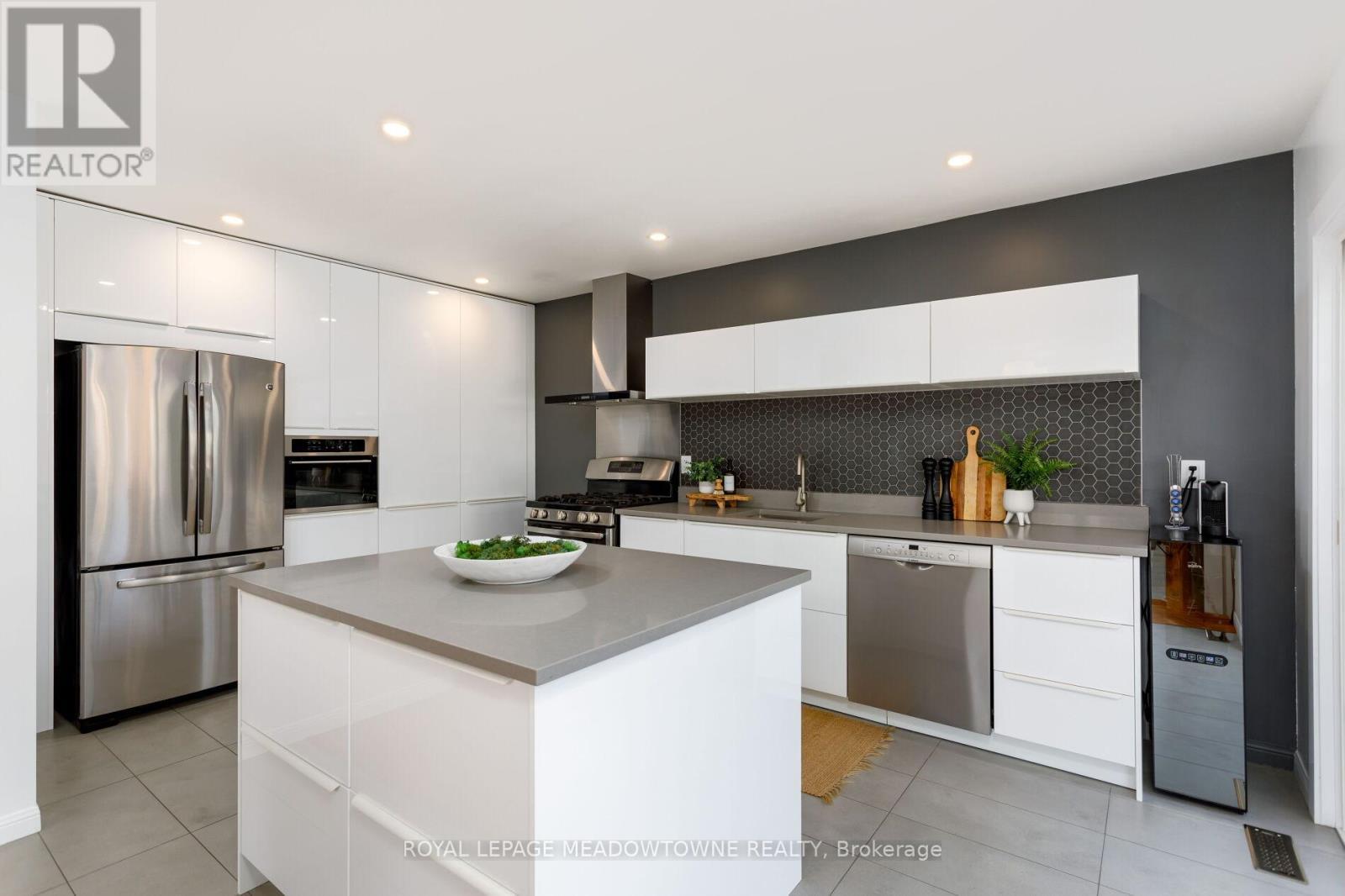 












976 LANCASTER BOULEVARD

,
Milton,




Ontario
L9T6E1

