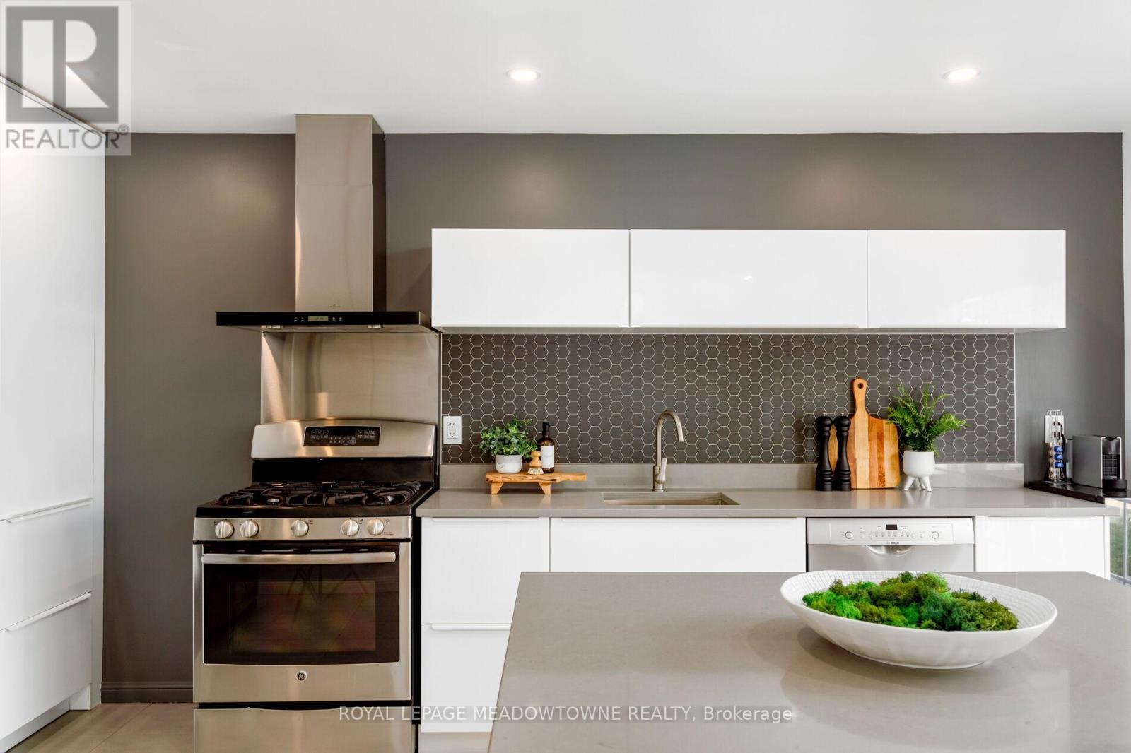












976 LANCASTER BOULEVARD

,
Milton,




Ontario
L9T6E1

