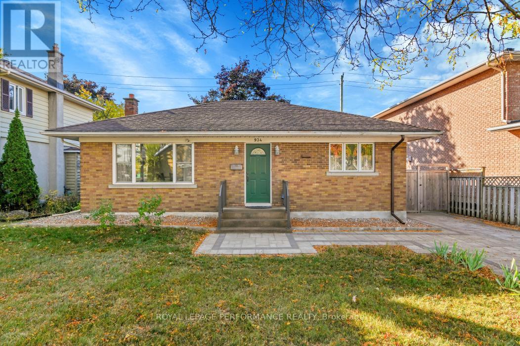 












934 SMYTH ROAD

,
Ottawa,




Ontario
K1G1P6

