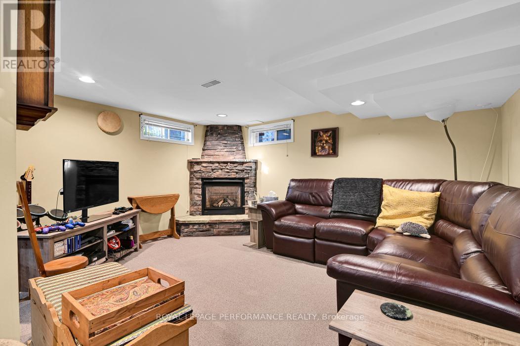 












934 SMYTH ROAD

,
Ottawa,




Ontario
K1G1P6


