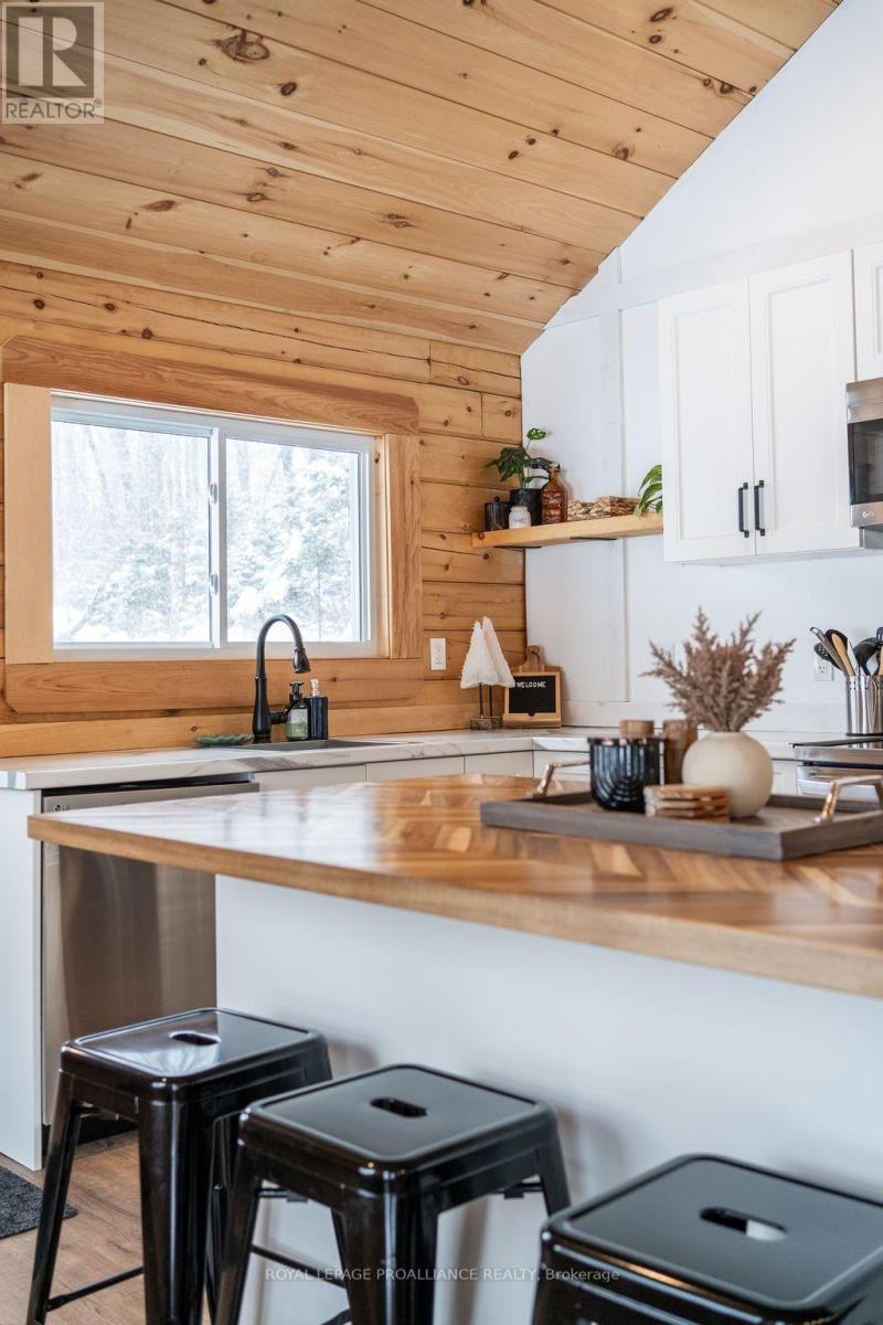 












34 ELM LANE

,
Tudor and Cashel (Cashel Ward),




Ontario
K0L1W0

