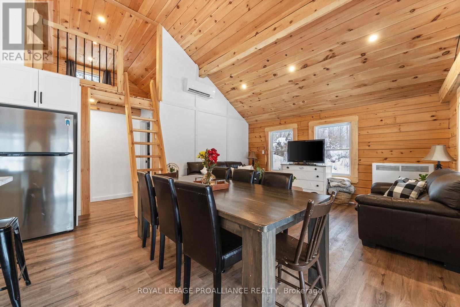 












34 ELM LANE

,
Tudor and Cashel (Cashel Ward),




Ontario
K0L1W0

