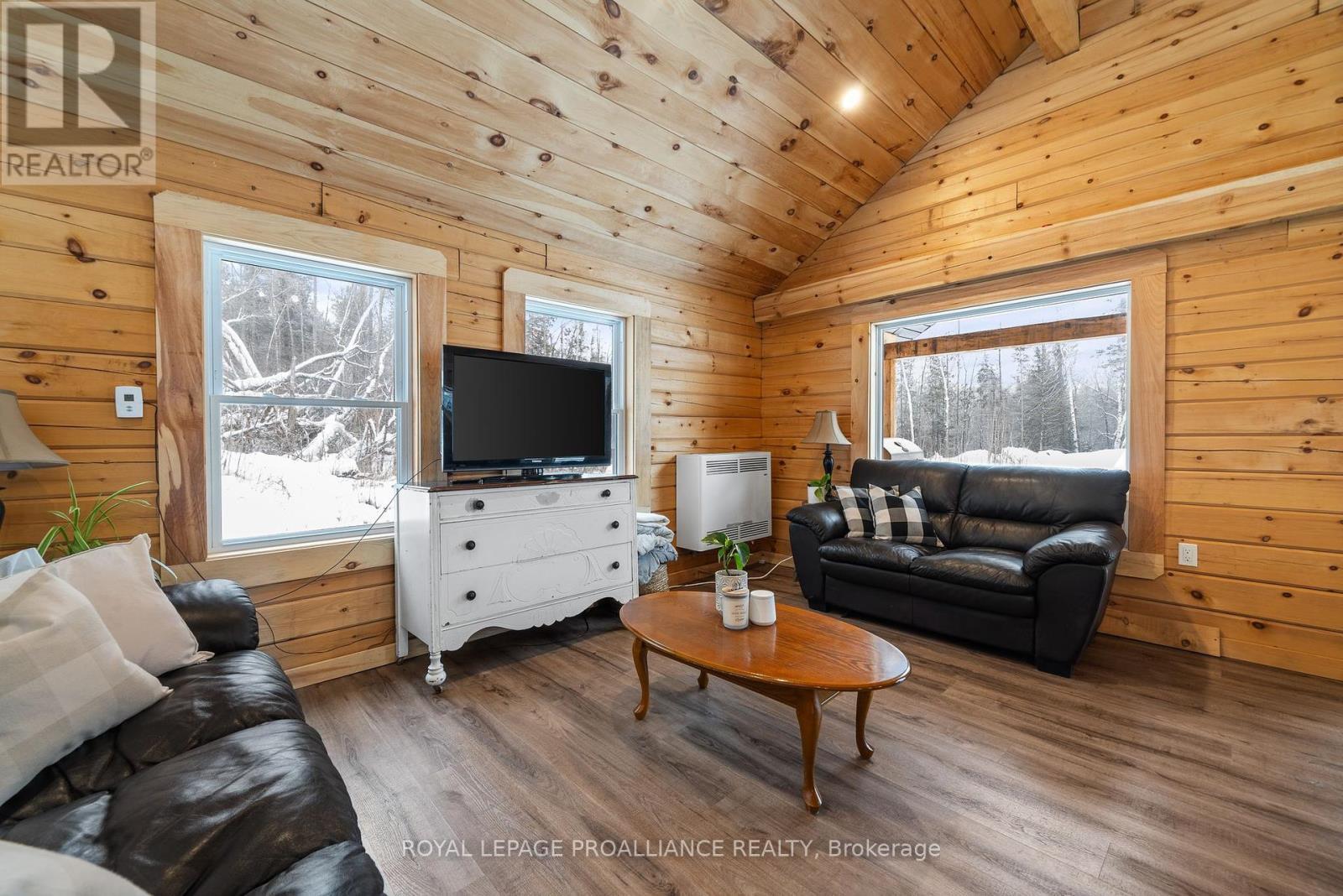 












34 ELM LANE

,
Tudor and Cashel (Cashel Ward),




Ontario
K0L1W0

