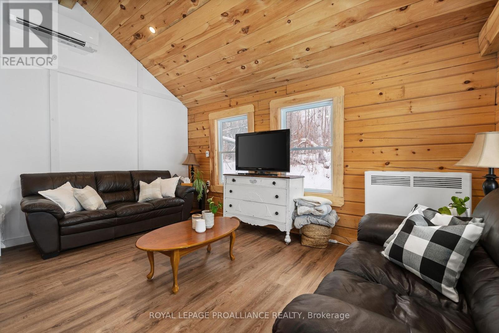 












34 ELM LANE

,
Tudor and Cashel (Cashel Ward),




Ontario
K0L1W0

