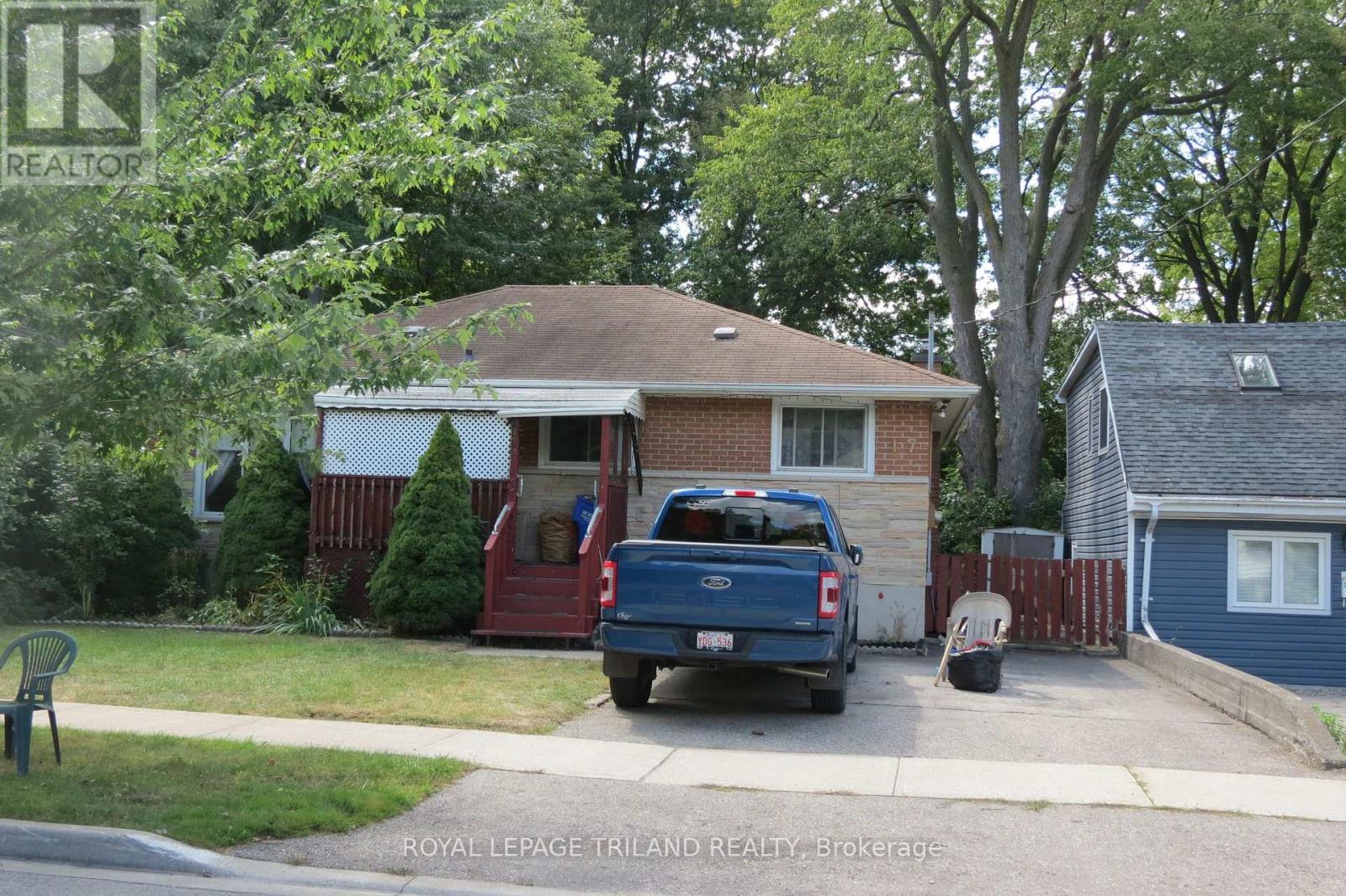 












LOWER - 17 CLEMENS STREET

,
London East (East C),




Ontario
N5Y1H5

