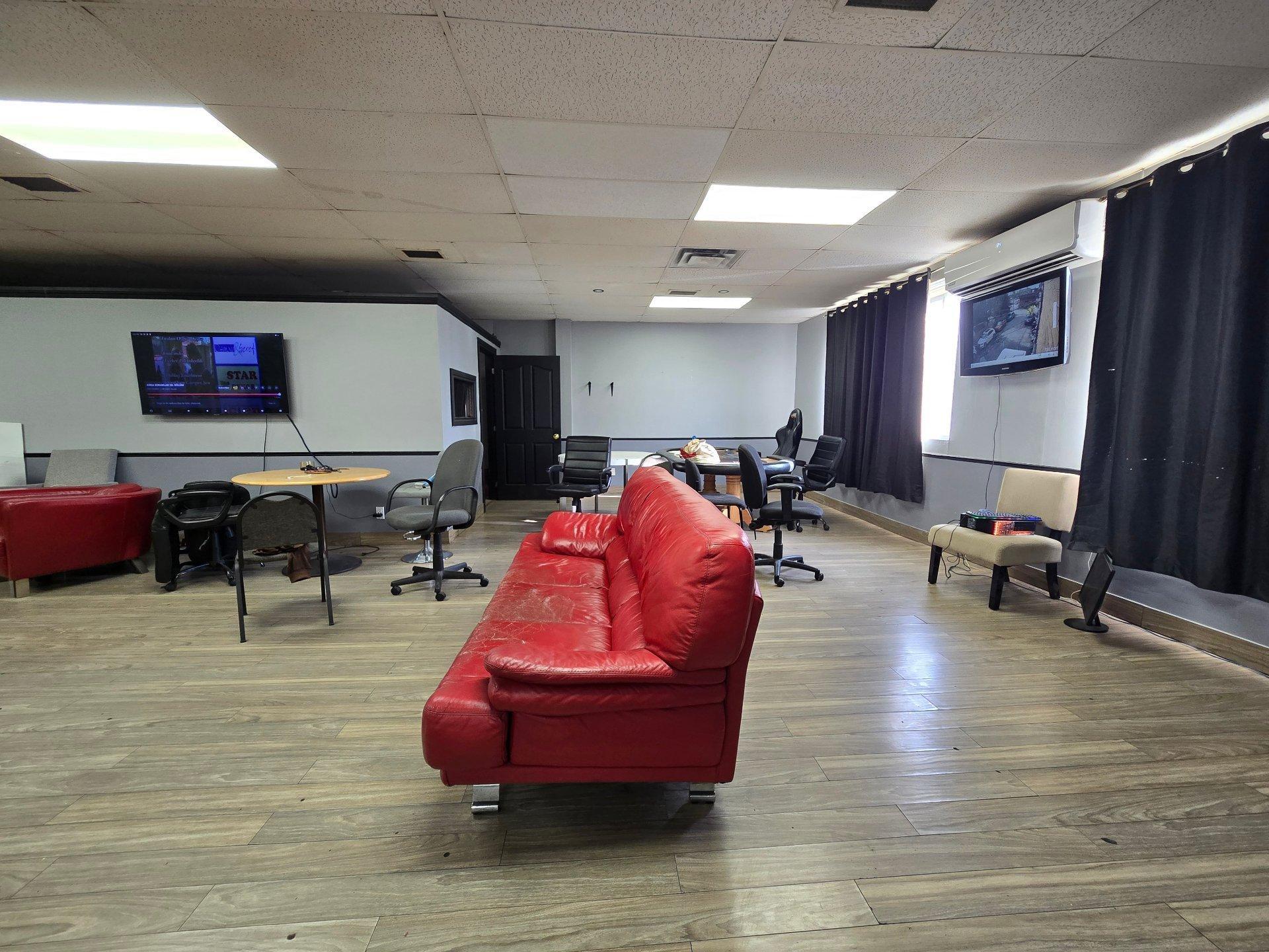 









1276


Boul. Curé-Labelle

, 204,
Laval (Chomedey),




QC
H7V2W1

