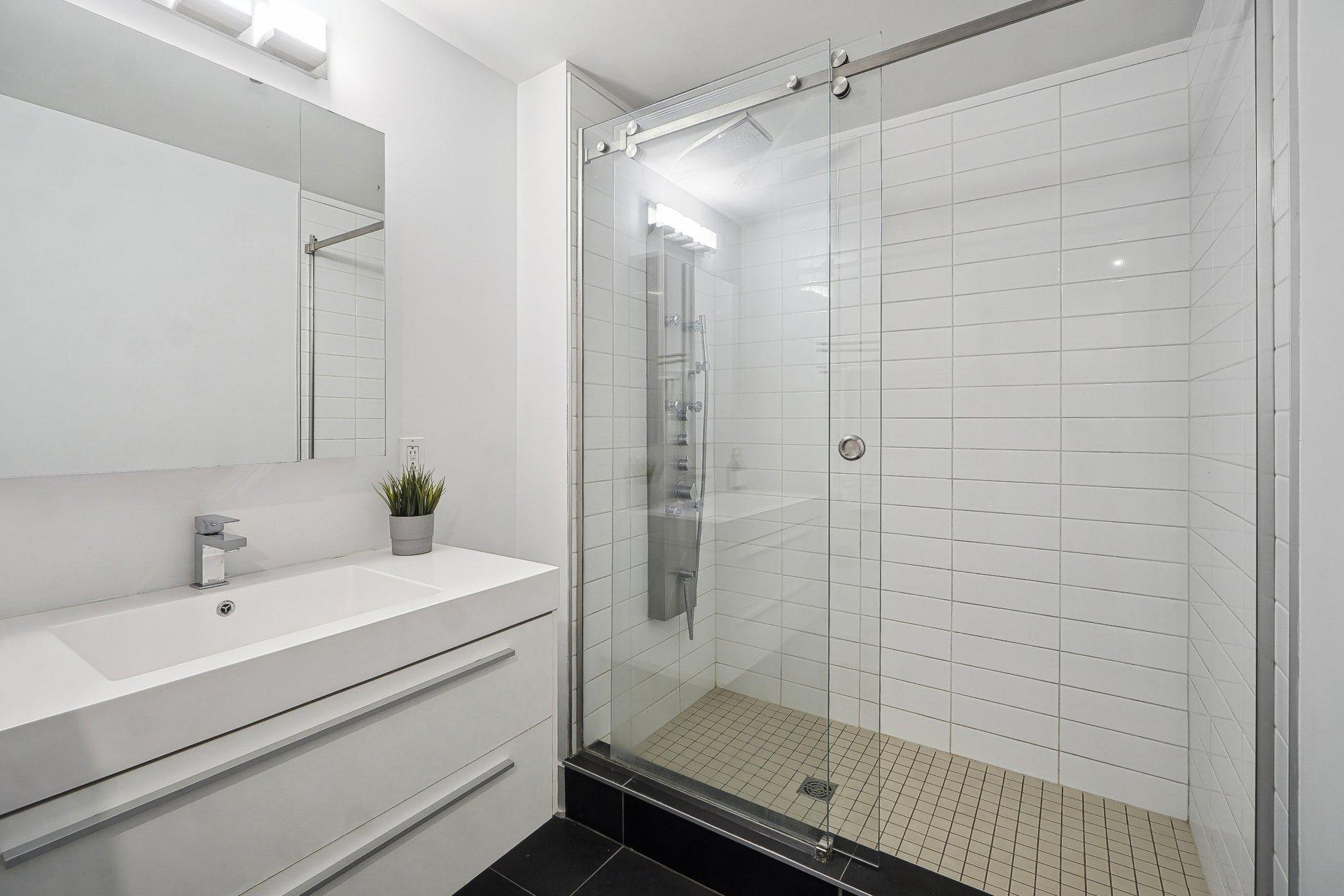 









1450


Rue Parthenais

, 512,
Montréal (Ville-Marie),




QC
H2K3R9

