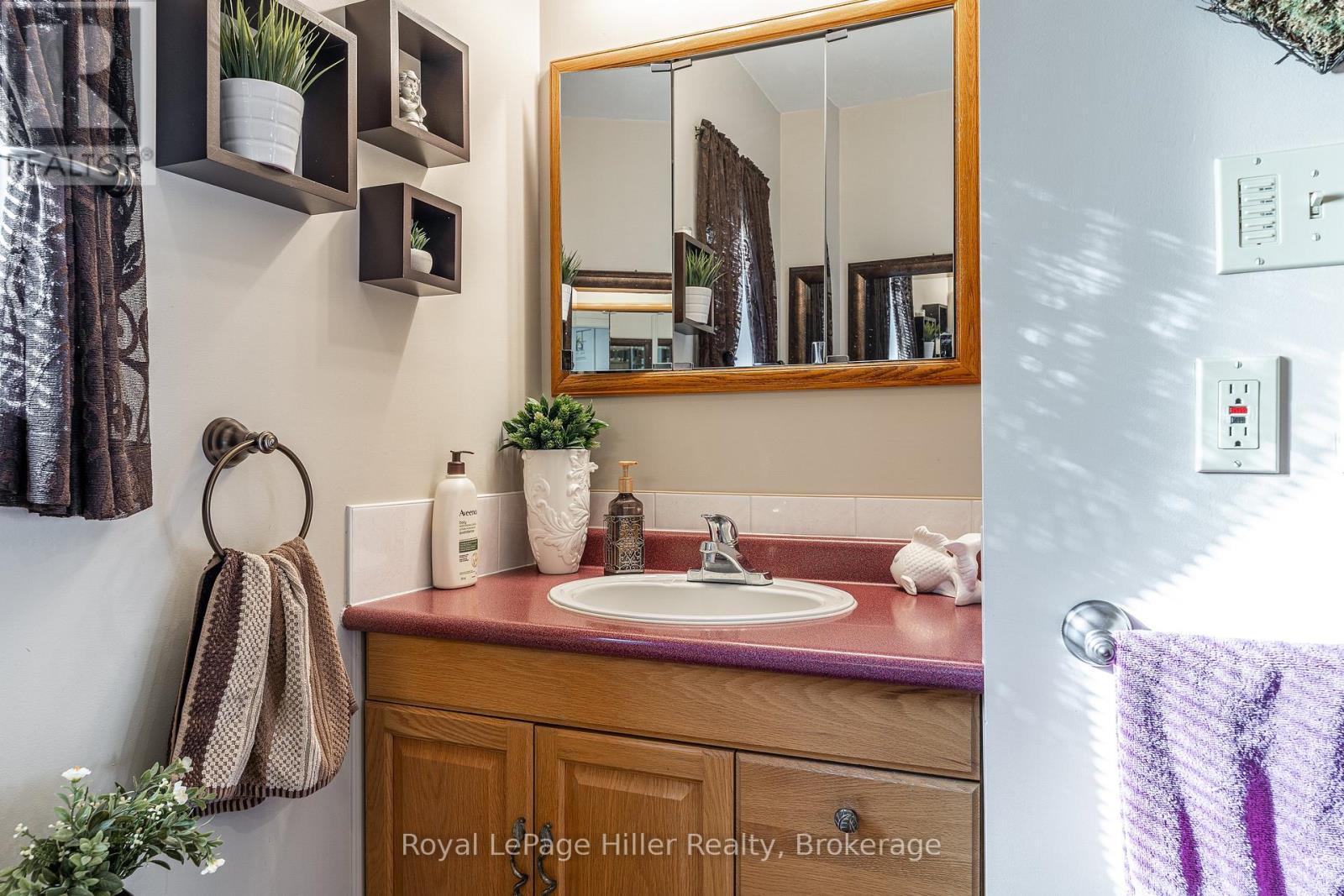 












91 STRACHAN STREET

,
Stratford,




Ontario
N5A2B2

