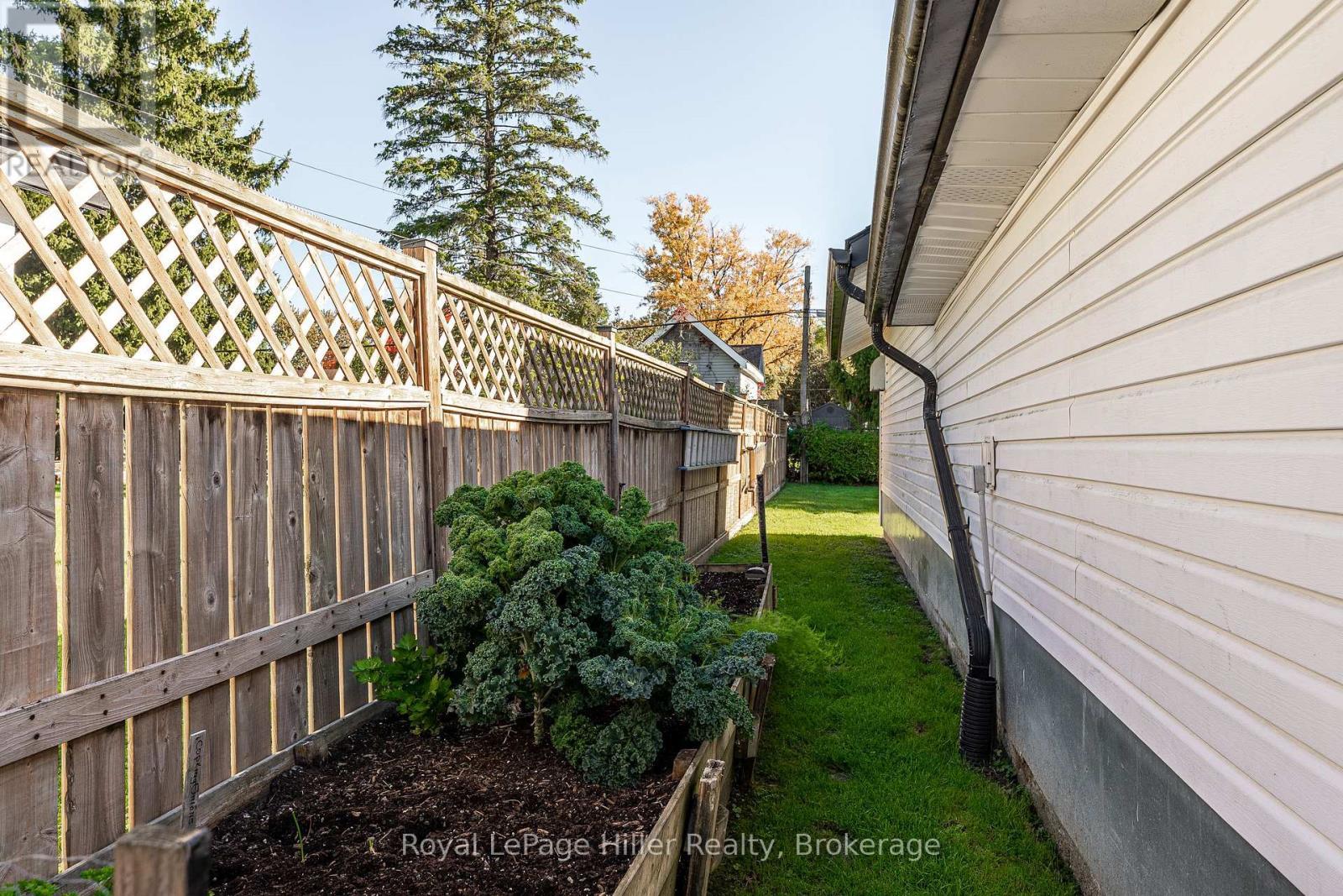 












91 STRACHAN STREET

,
Stratford,




Ontario
N5A2B2

