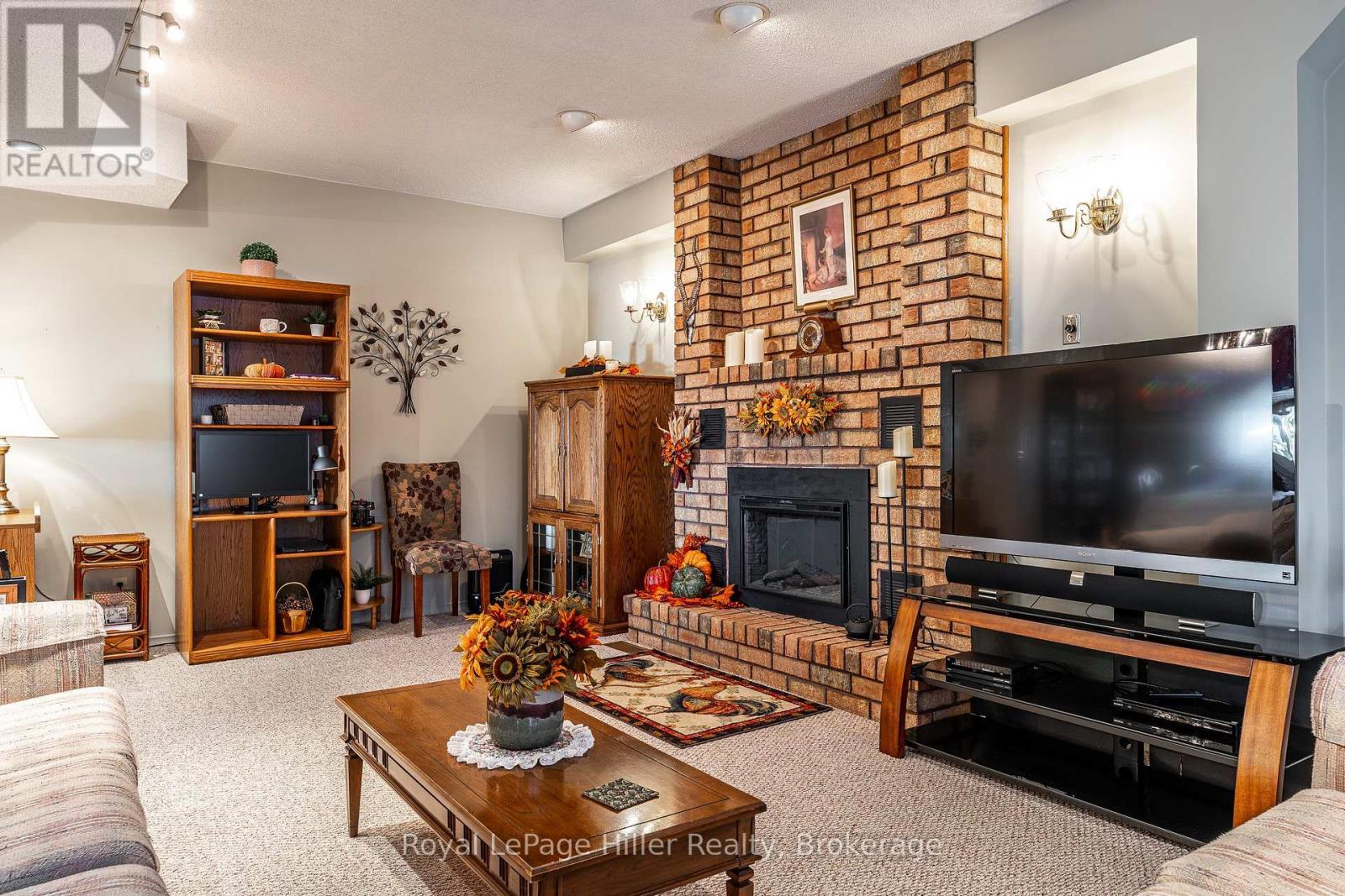 












91 STRACHAN STREET

,
Stratford,




Ontario
N5A2B2

