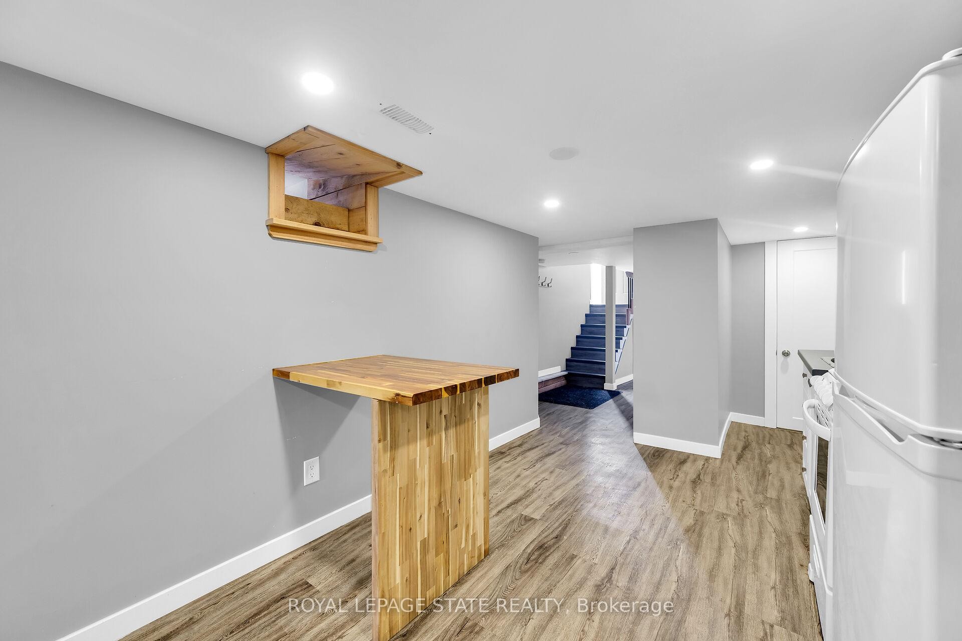 









129


Dundurn

Street North,
Hamilton,




ON
L8R 3E7

