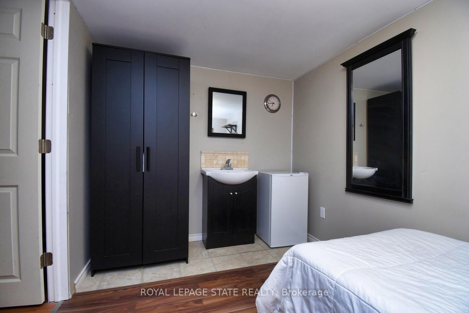 









150


Gateshead

Crescent, 122,
Hamilton,




ON
L8G 4A7

