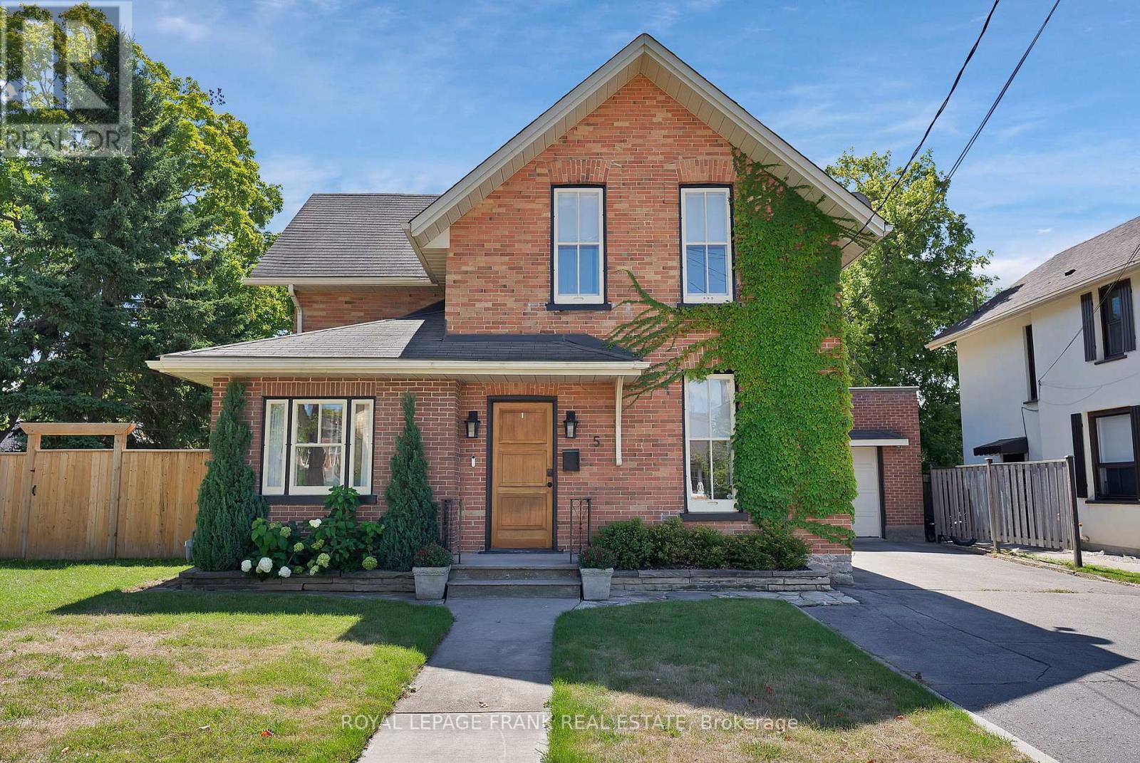 












5 GLENELG STREET E

,
Kawartha Lakes (Lindsay),




Ontario
K9V1Y5


