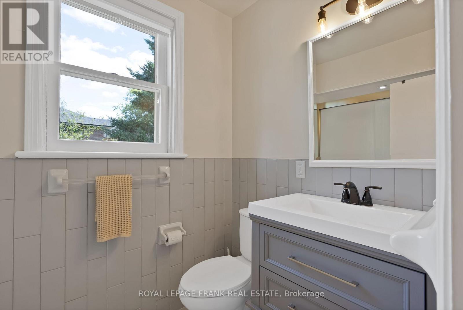 












5 GLENELG STREET E

,
Kawartha Lakes (Lindsay),




Ontario
K9V1Y5

