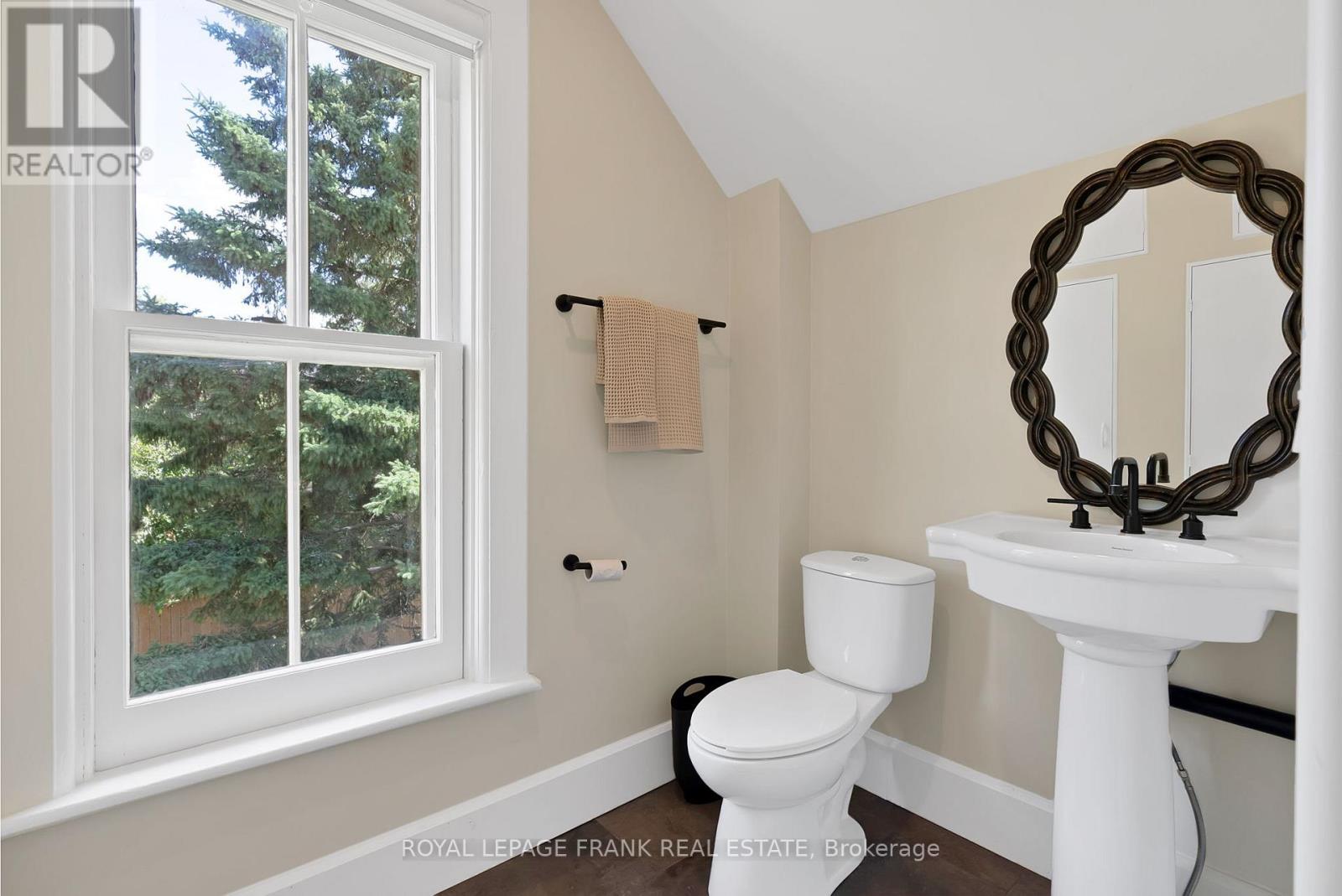 












5 GLENELG STREET E

,
Kawartha Lakes (Lindsay),




Ontario
K9V1Y5

