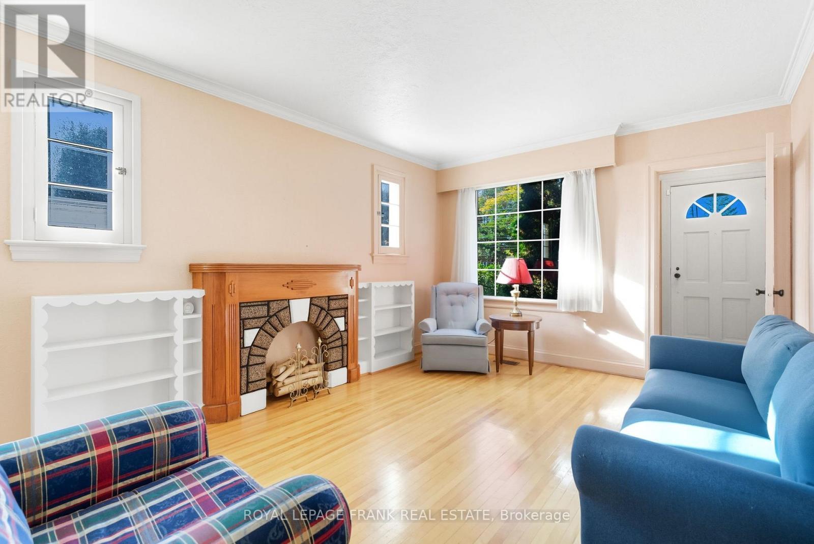 












1033 KING STREET E

,
Oshawa (Donevan),




Ontario
L1H1H4

