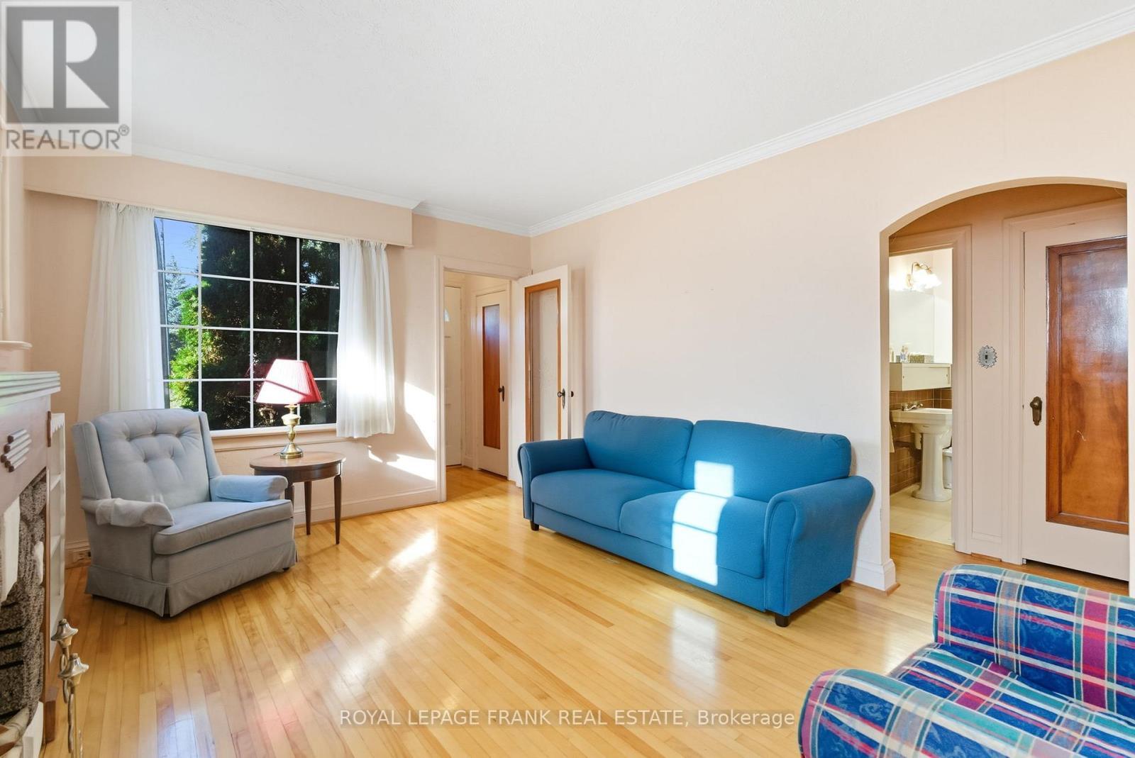 












1033 KING STREET E

,
Oshawa (Donevan),




Ontario
L1H1H4

