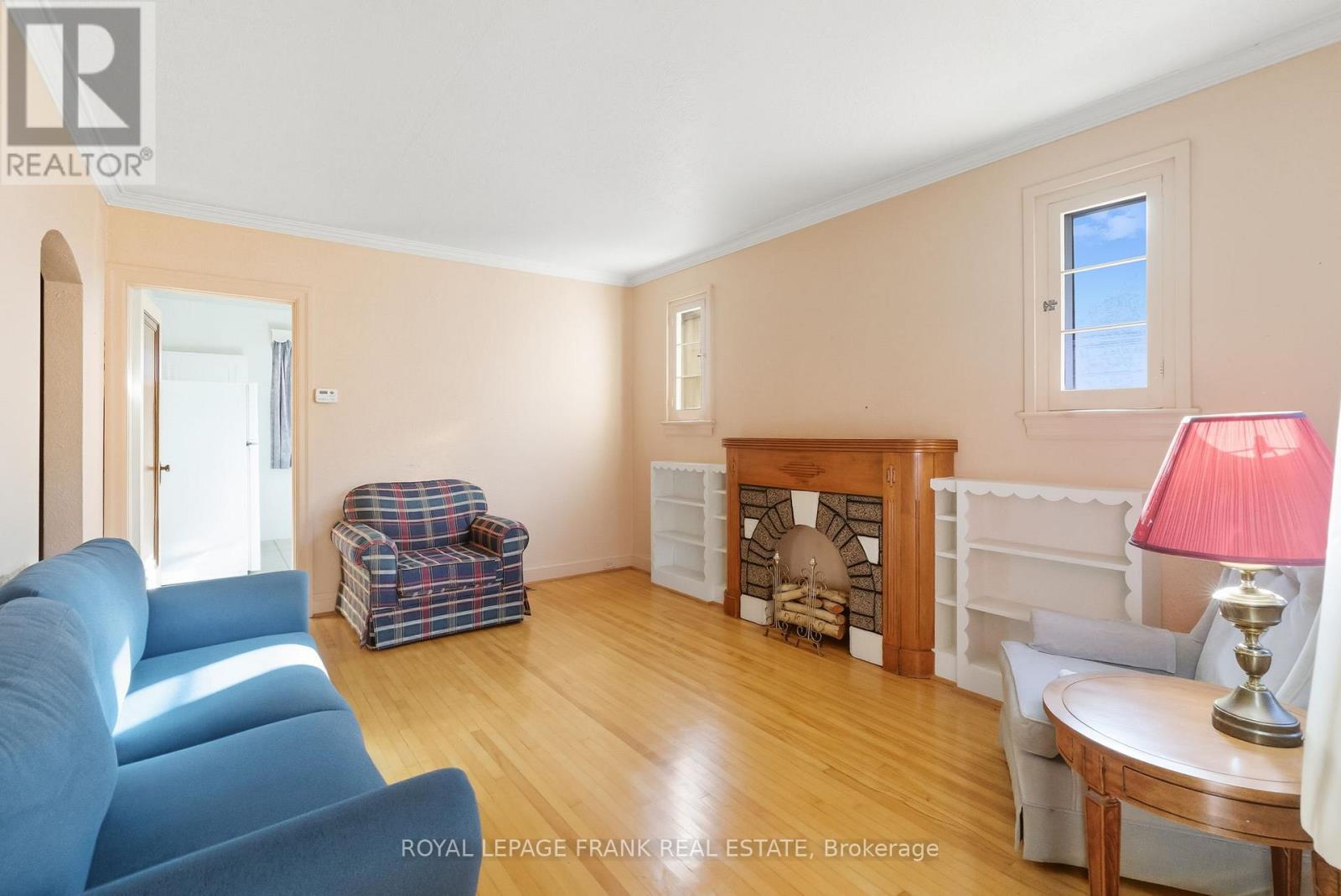 












1033 KING STREET E

,
Oshawa (Donevan),




Ontario
L1H1H4

