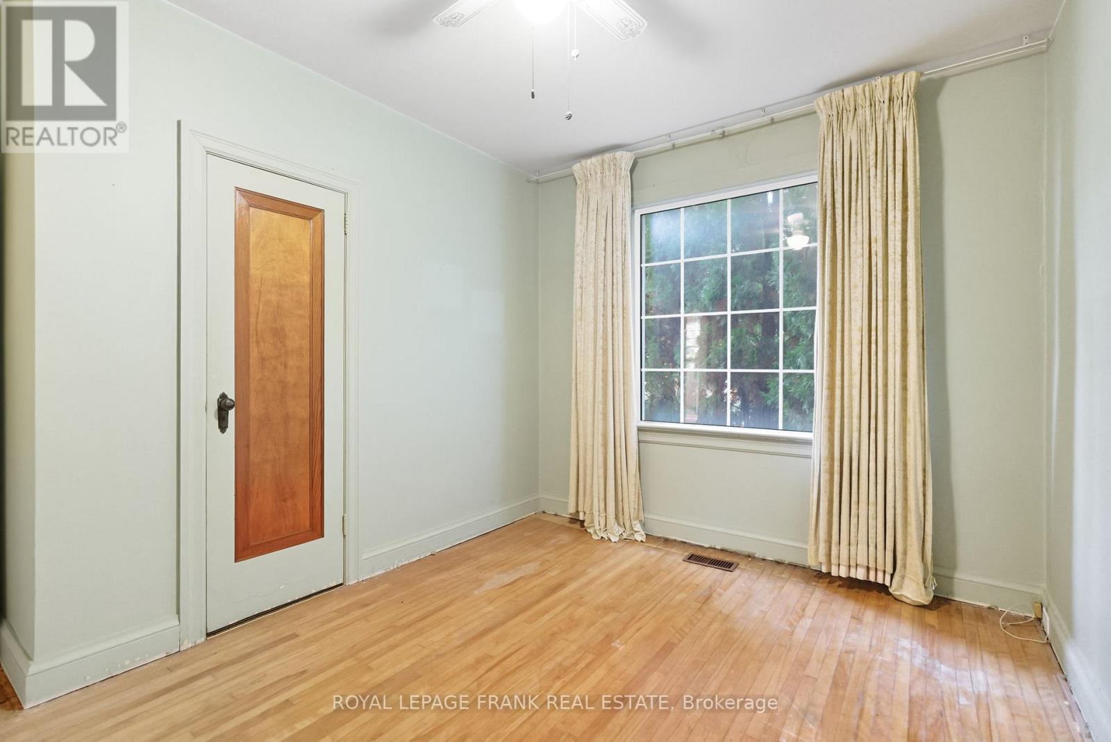 












1033 KING STREET E

,
Oshawa (Donevan),




Ontario
L1H1H4

