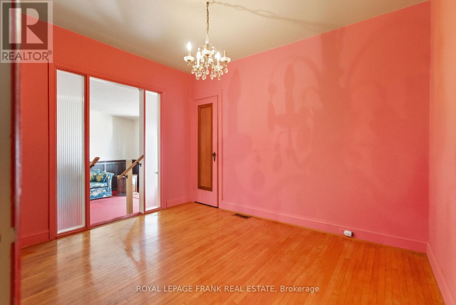 












1033 KING STREET E

,
Oshawa (Donevan),




Ontario
L1H1H4

