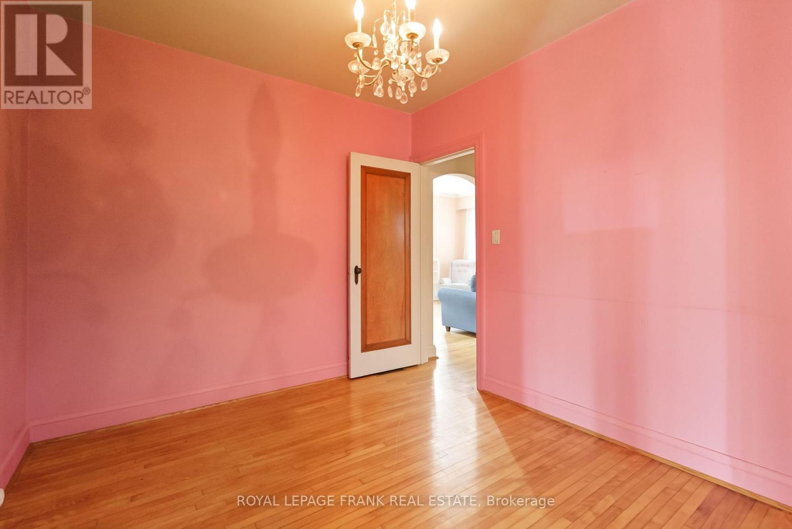 












1033 KING STREET E

,
Oshawa (Donevan),




Ontario
L1H1H4

