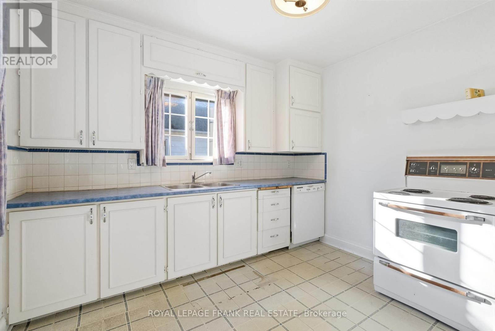 












1033 KING STREET E

,
Oshawa (Donevan),




Ontario
L1H1H4

