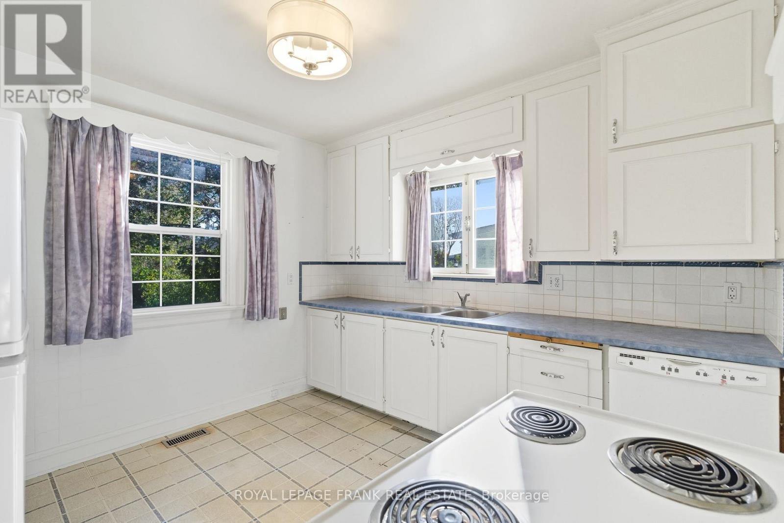 












1033 KING STREET E

,
Oshawa (Donevan),




Ontario
L1H1H4


