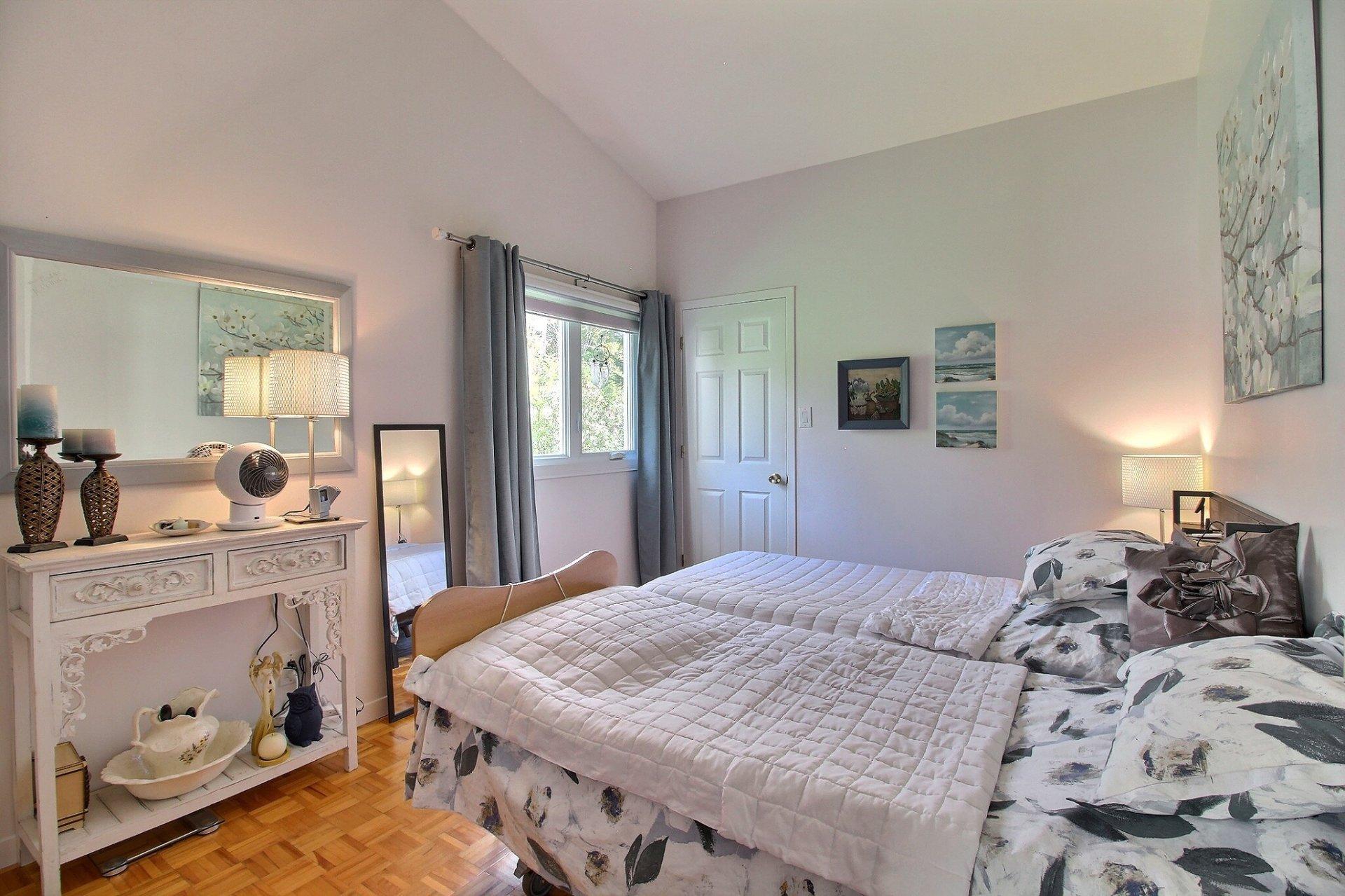 









1242


Rue des Tourterelles

,
Magog,




QC
J1X3W2

