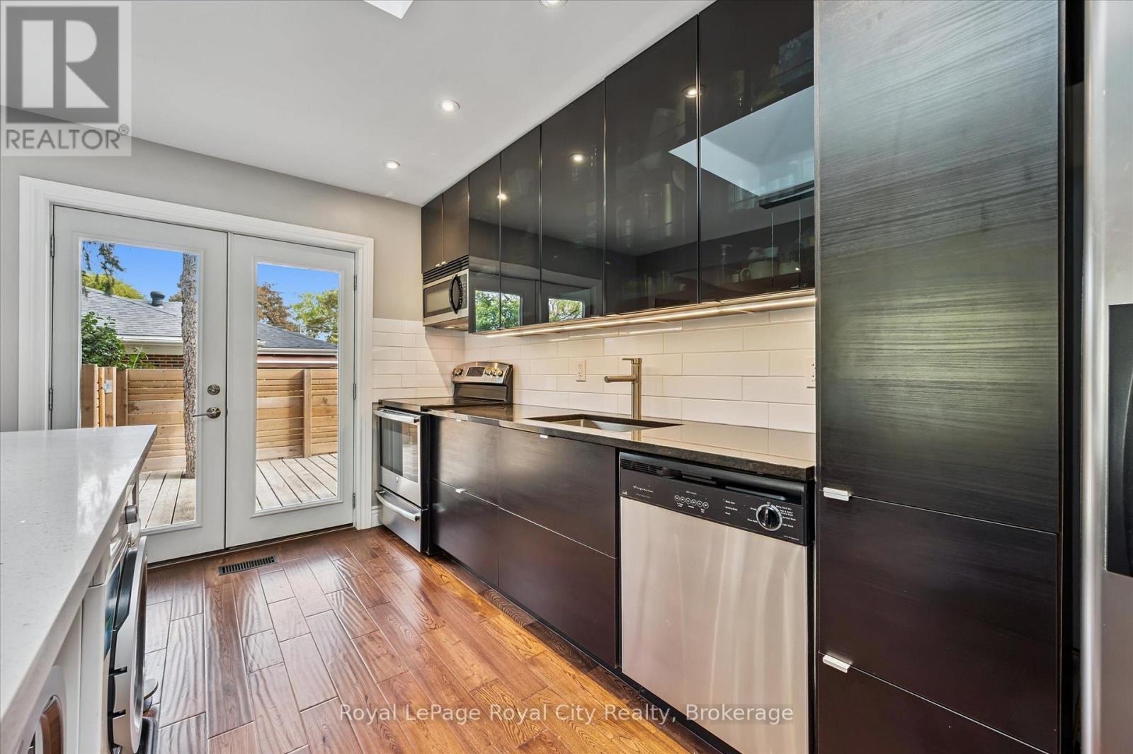 












20 HIGHVIEW PLACE

,
Guelph (Exhibition Park),




Ontario
N1H1M7

