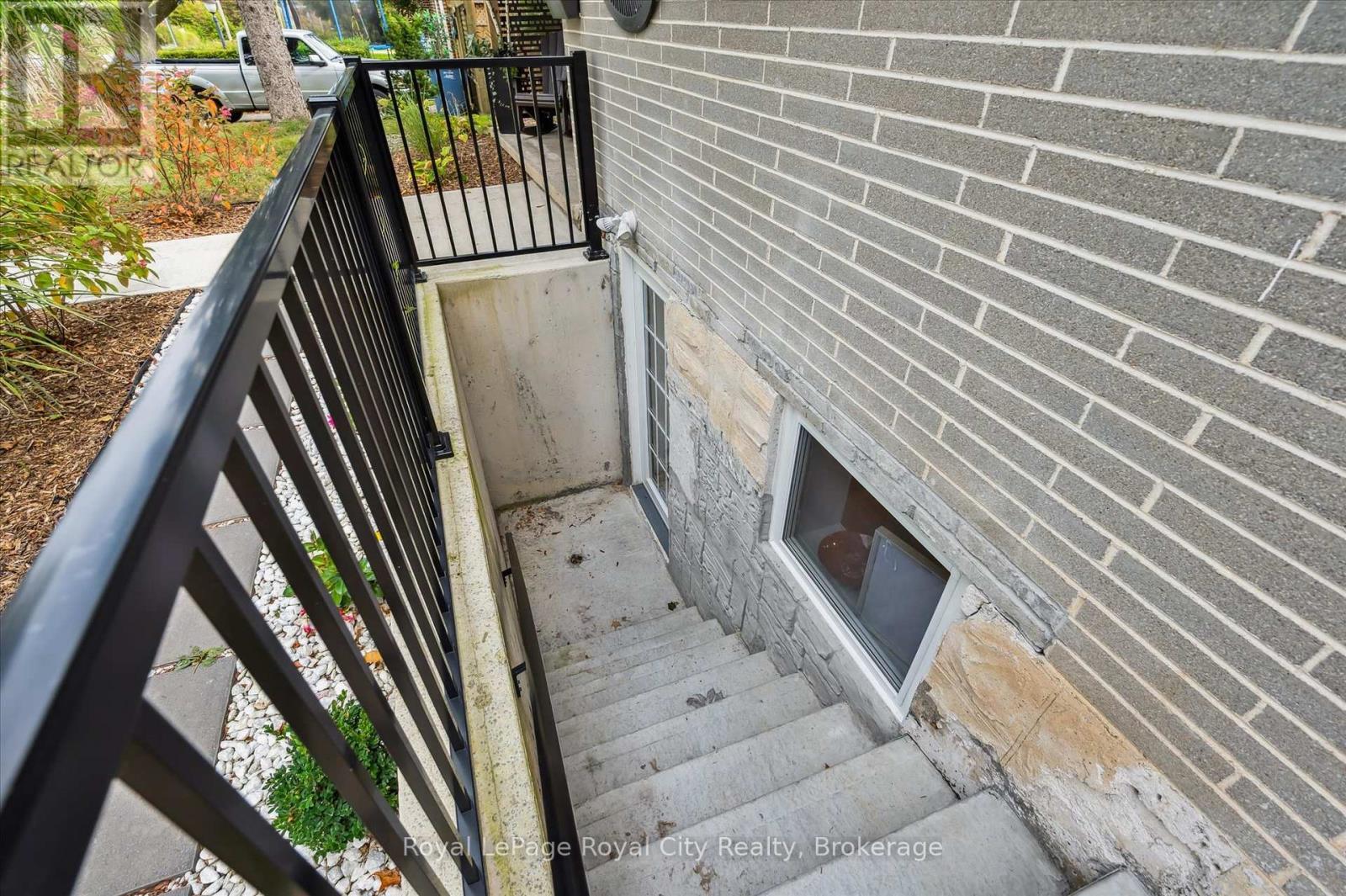 












20 HIGHVIEW PLACE

,
Guelph (Exhibition Park),




Ontario
N1H1M7

