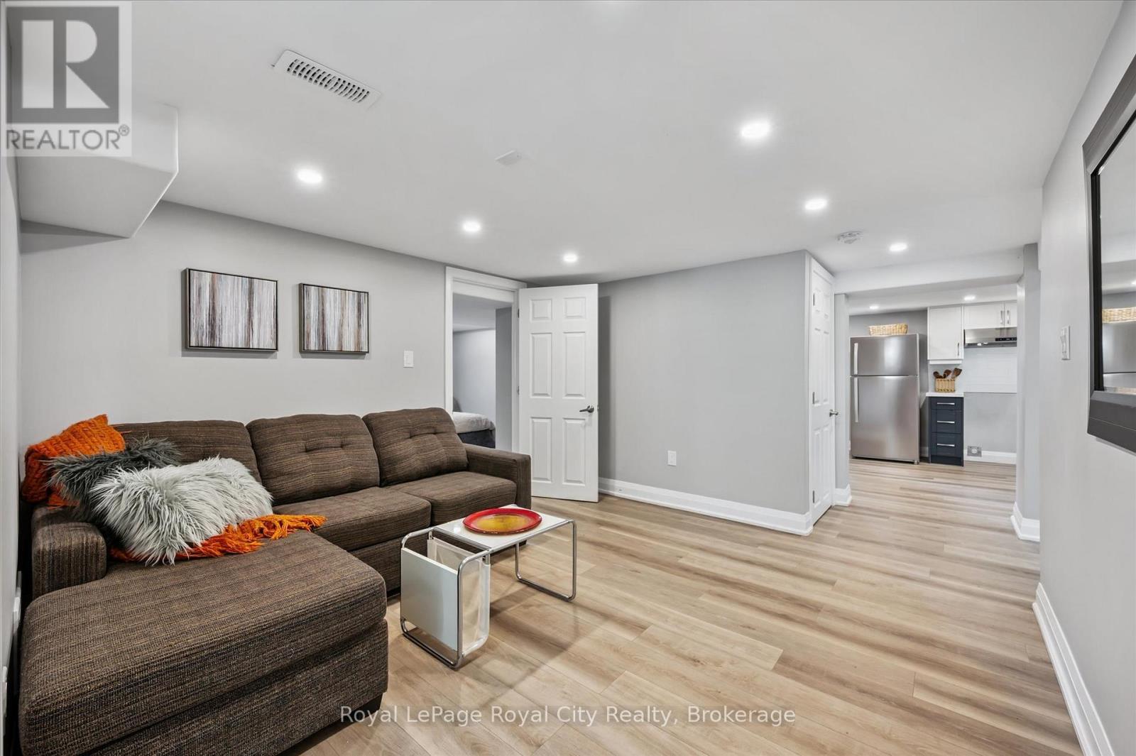 












20 HIGHVIEW PLACE

,
Guelph (Exhibition Park),




Ontario
N1H1M7

