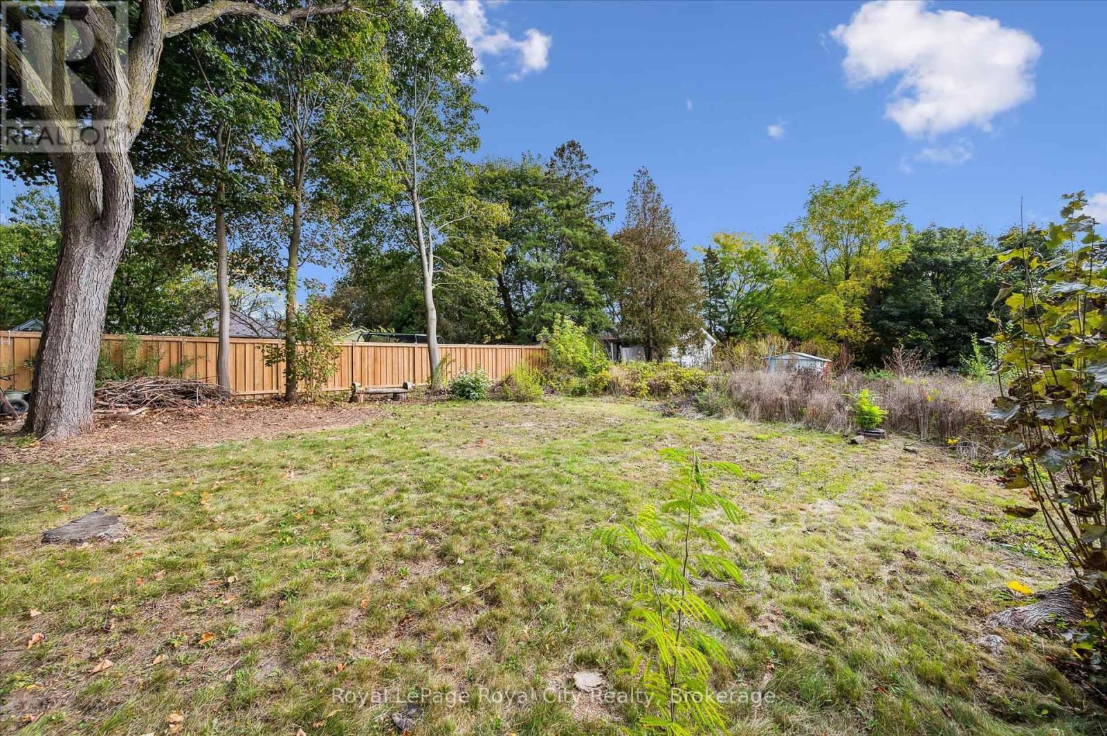 












20 HIGHVIEW PLACE

,
Guelph (Exhibition Park),




Ontario
N1H1M7

