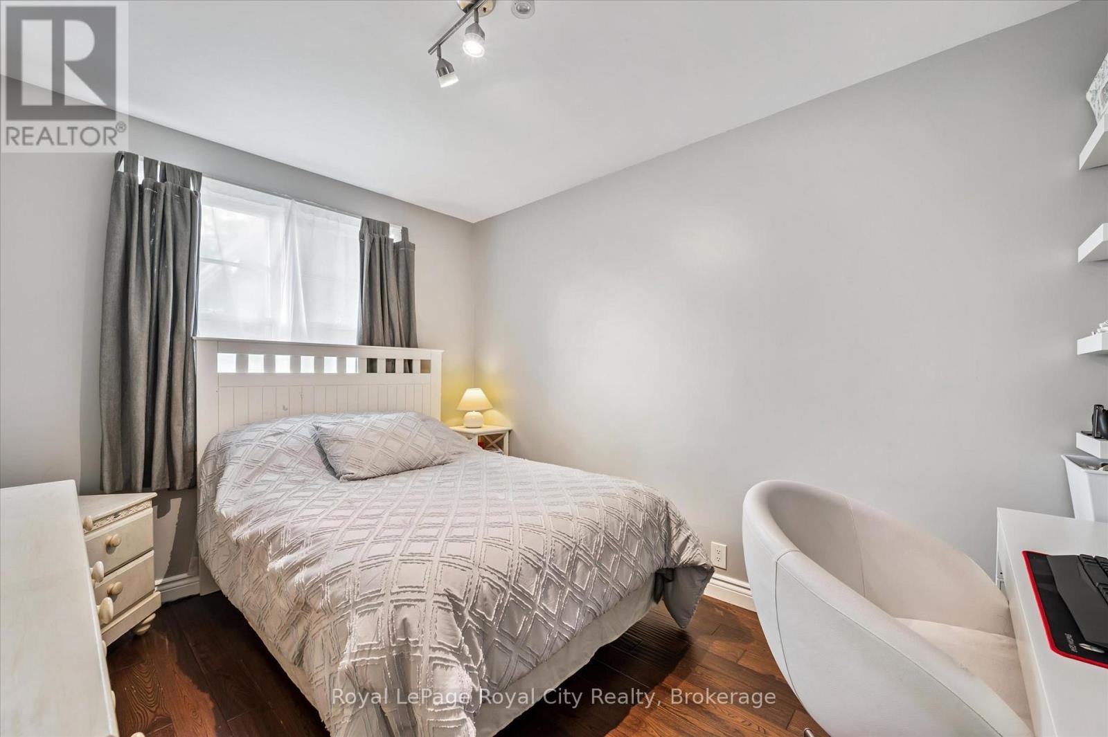 












20 HIGHVIEW PLACE

,
Guelph (Exhibition Park),




Ontario
N1H1M7

