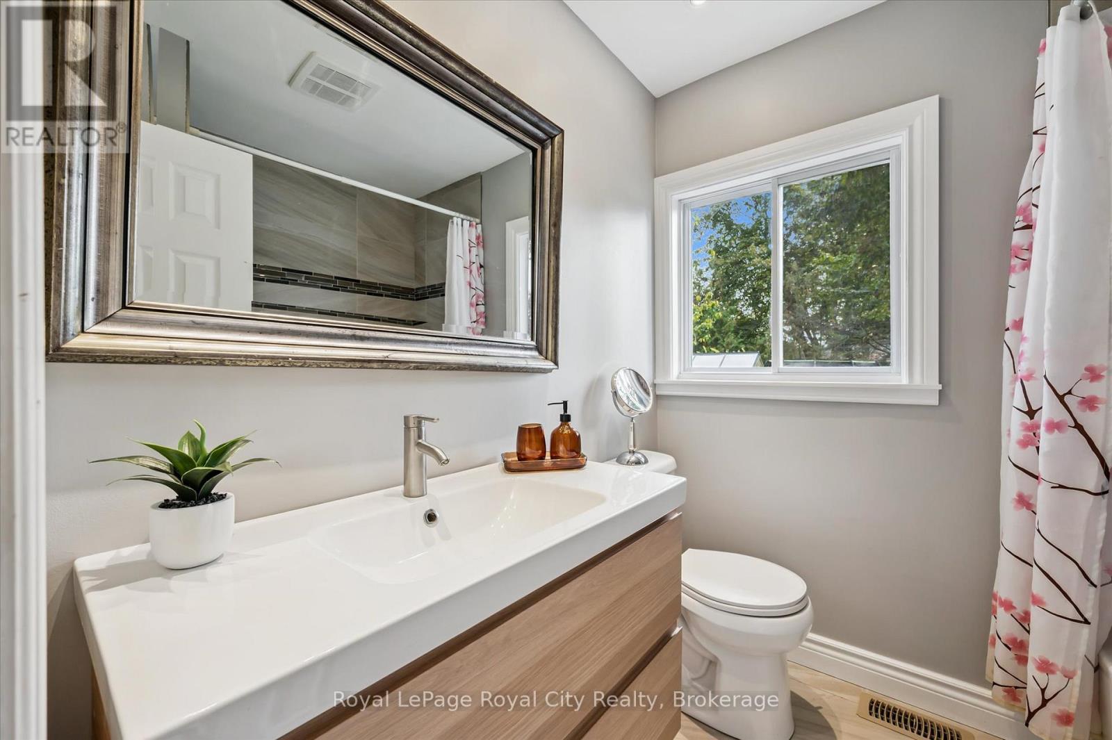 












20 HIGHVIEW PLACE

,
Guelph (Exhibition Park),




Ontario
N1H1M7

