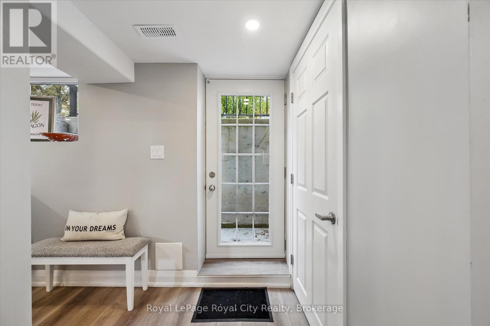 












20 HIGHVIEW PLACE

,
Guelph (Exhibition Park),




Ontario
N1H1M7

