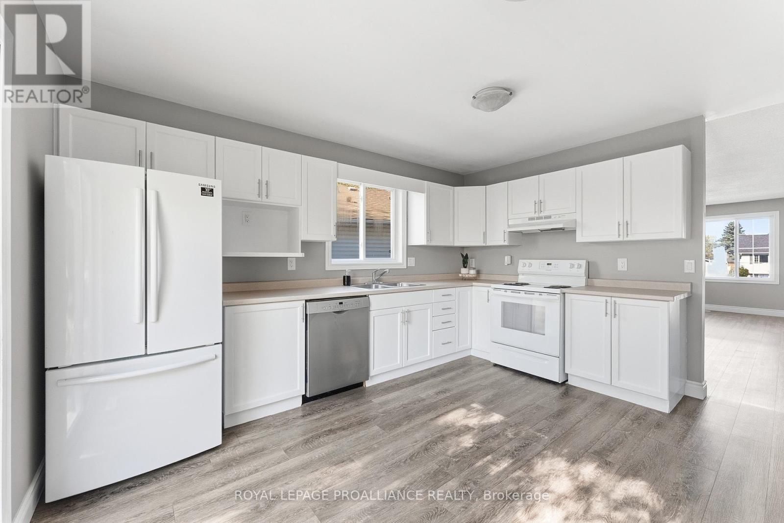 












6 LAKE COURT

,
Belleville (Belleville Ward),




Ontario
K8P5M8

