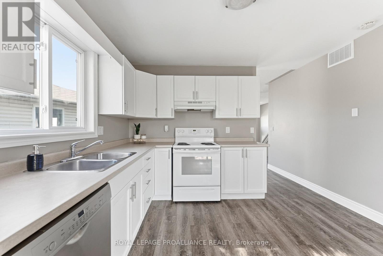












6 LAKE COURT

,
Belleville (Belleville Ward),




Ontario
K8P5M8


