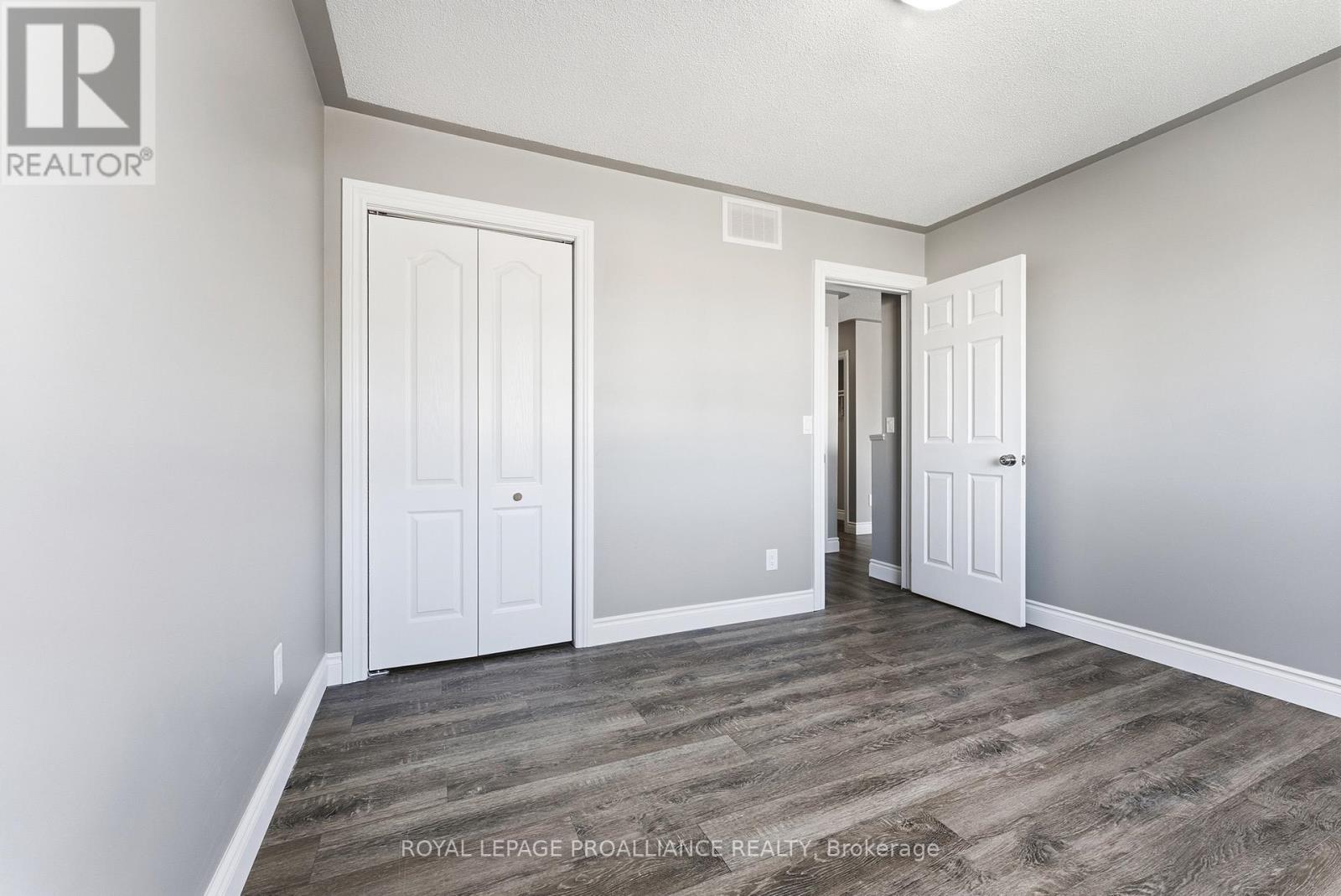 












6 LAKE COURT

,
Belleville (Belleville Ward),




Ontario
K8P5M8

