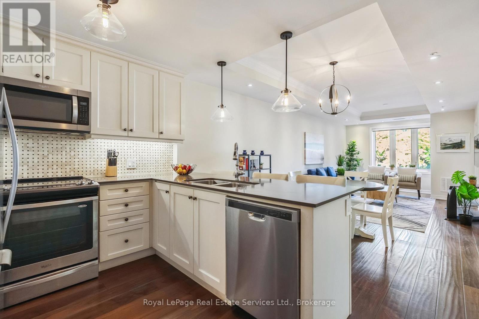 












202 - 70 STEWART STREET

,
Oakville (CO Central),




Ontario
L6K1W5

