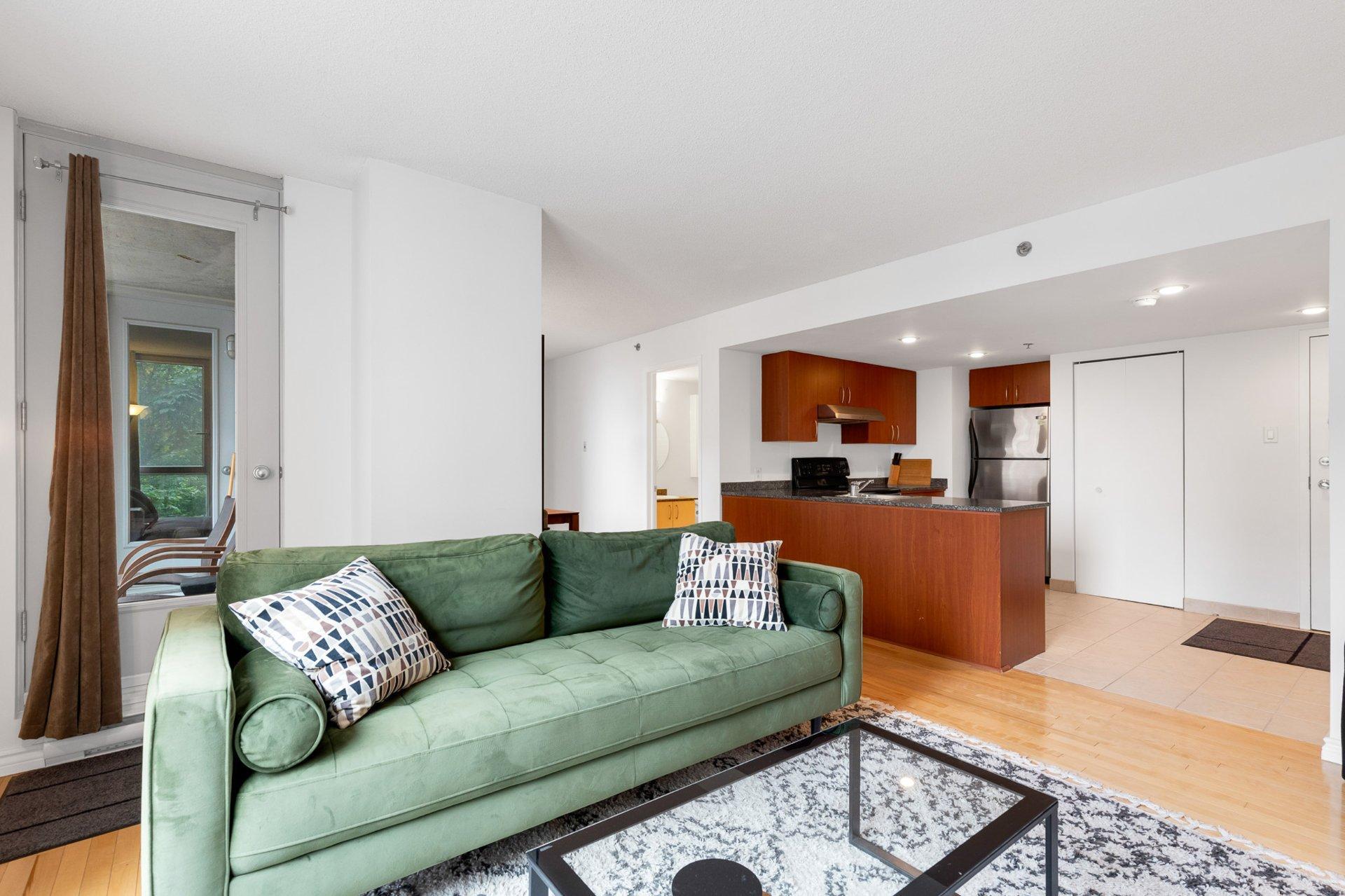 









98


Rue Charlotte

, 453,
Montréal (Ville-Marie),




QC
H2X4E2

