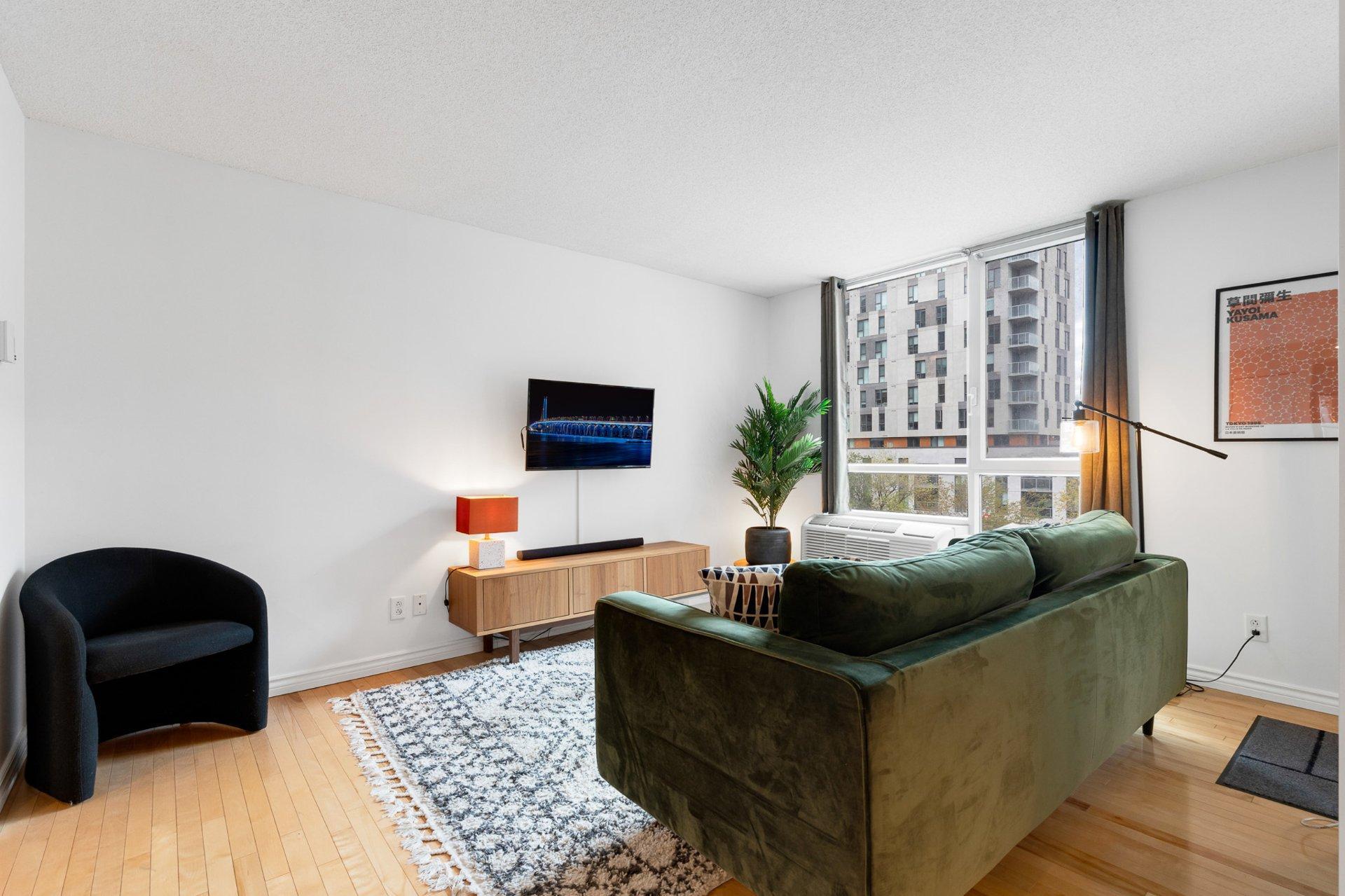 









98


Rue Charlotte

, 453,
Montréal (Ville-Marie),




QC
H2X4E2

